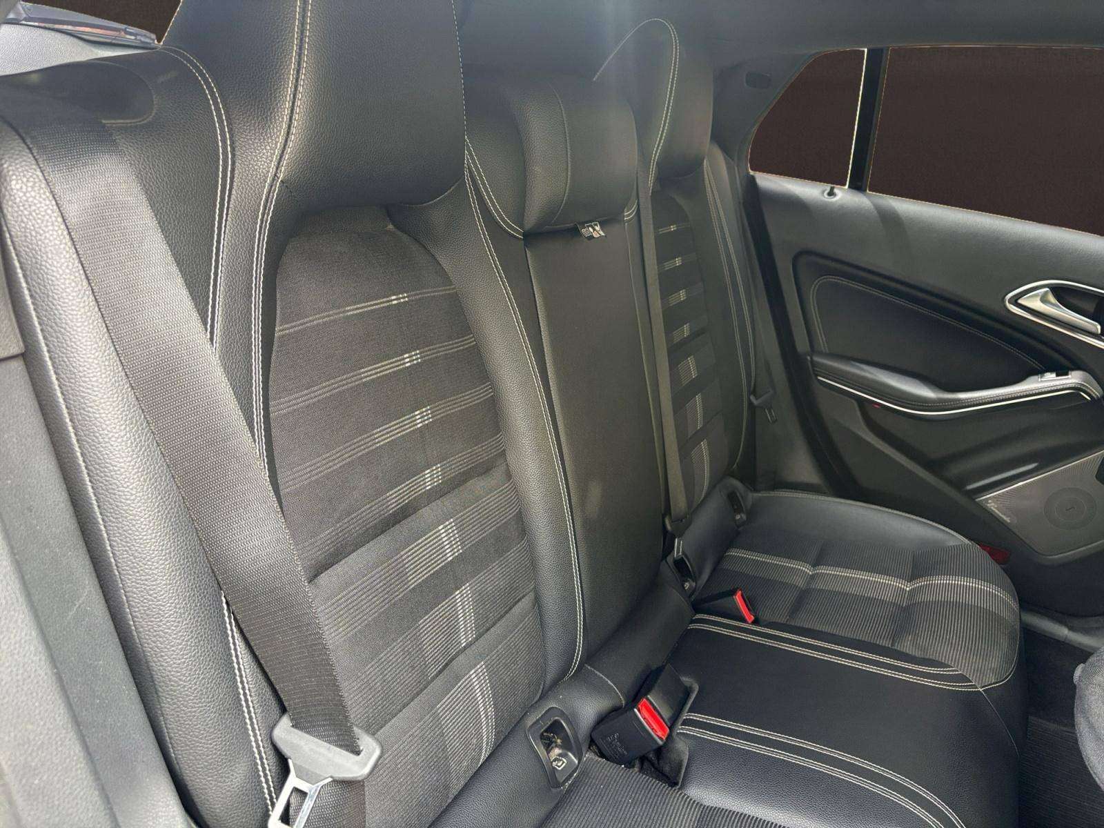 Mercedes-Benz CLA 180 CLA 180 d / Jantes AMG / éclairage d'ambiance / Coffre de toit Mercedes