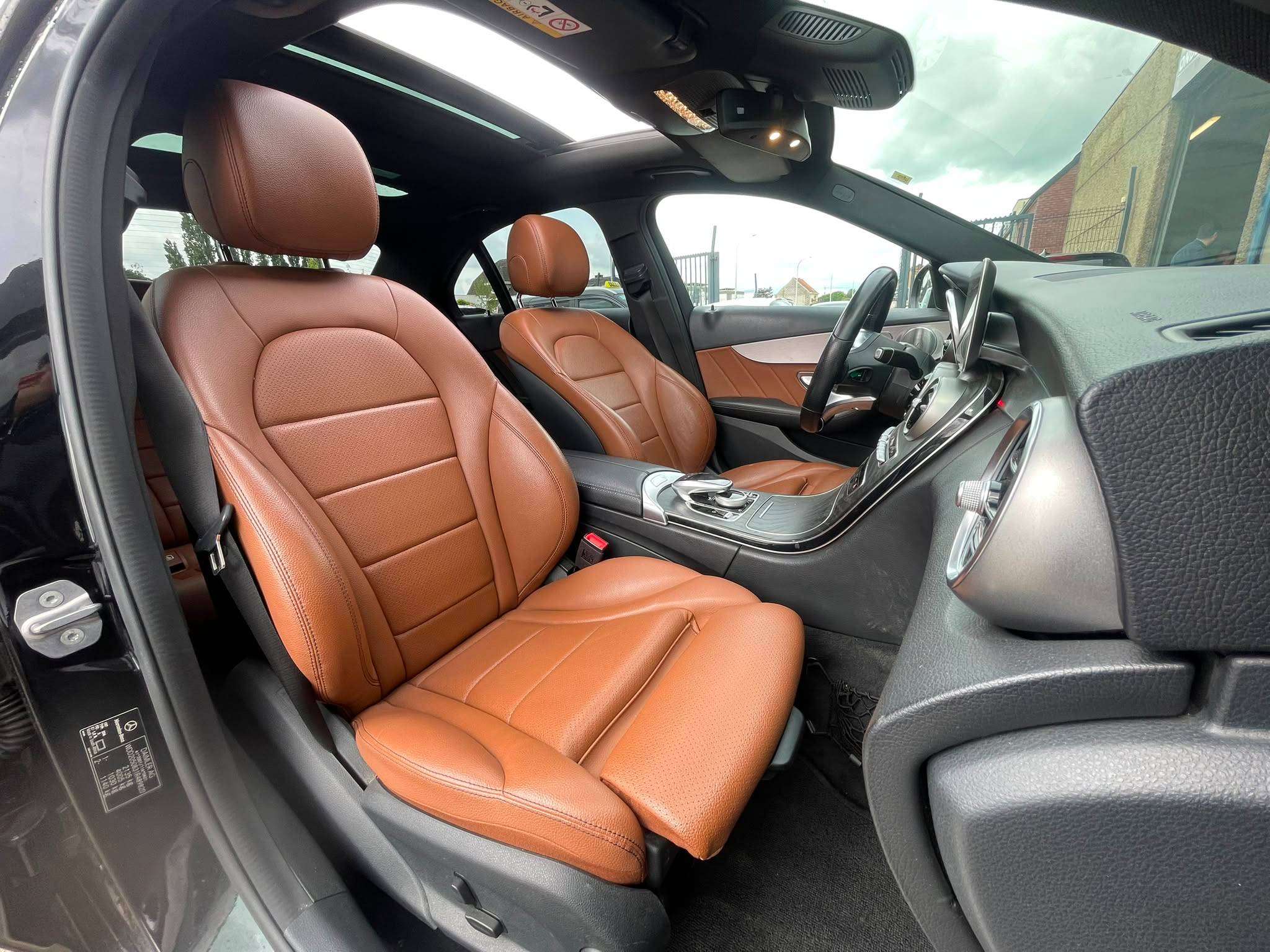 Mercedes-Benz C 300 KIT C63S/TOIT PANO/ECLAIRAGE AMBIANCE/CAMERA/CUIR/GARANTIE 12 MOIS
