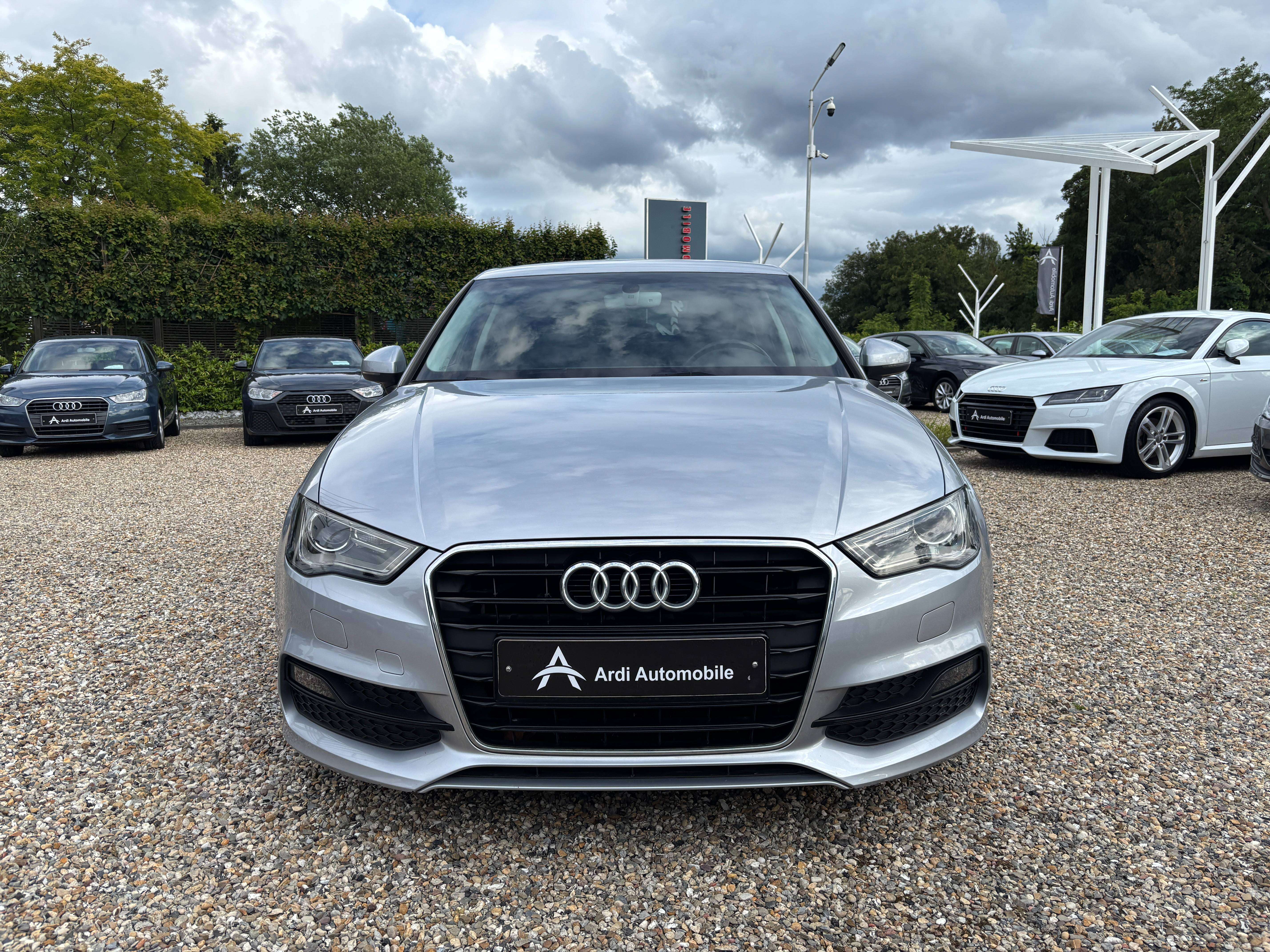 Audi A3 1.6 TDi *S line*SIEGE CHAUFF*XENON*1ER PROPRIO*GARANTIE*