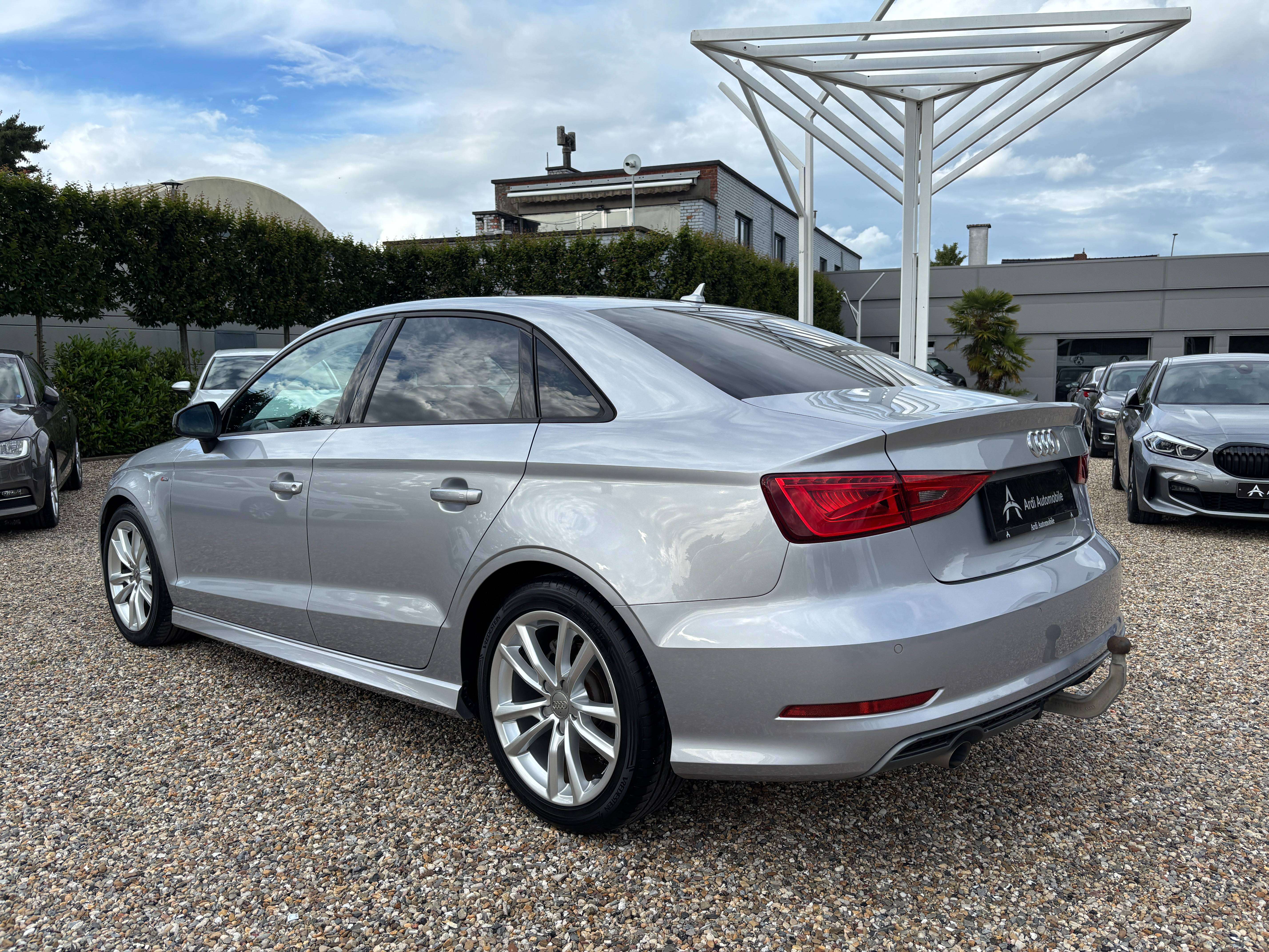 Audi A3 1.6 TDi *S line*SIEGE CHAUFF*XENON*1ER PROPRIO*GARANTIE*