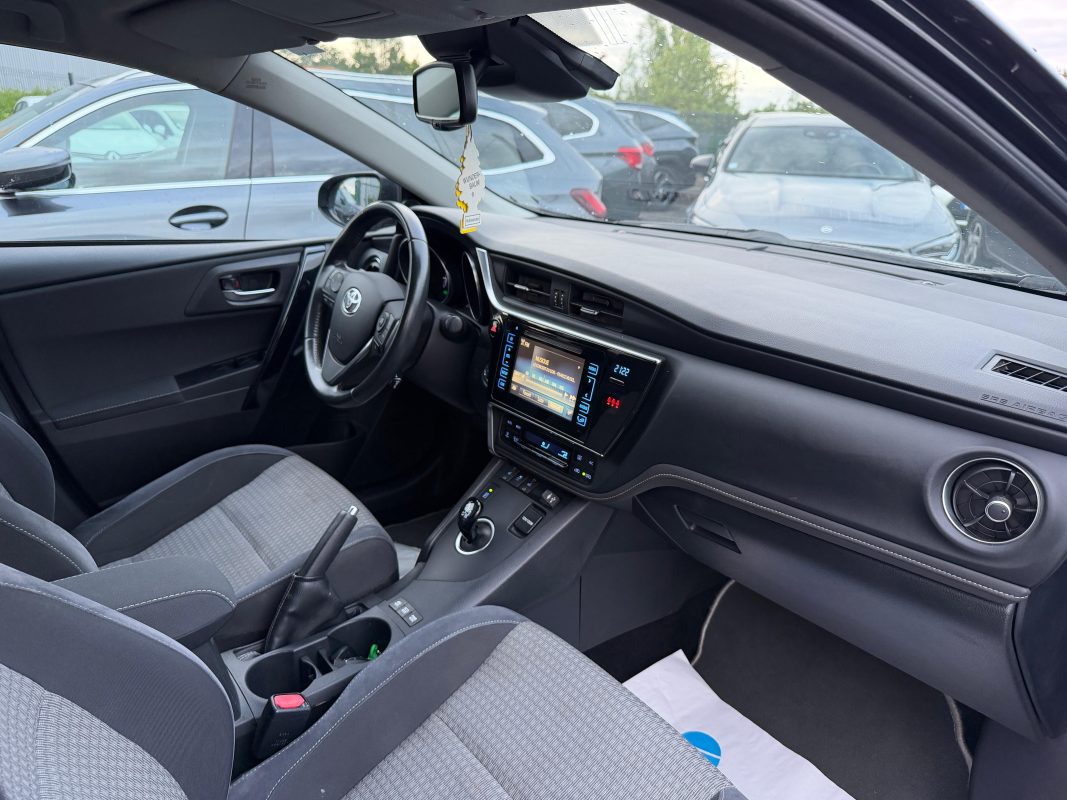 Toyota Auris 1.8 HYBRID 136H BLACK EDITION