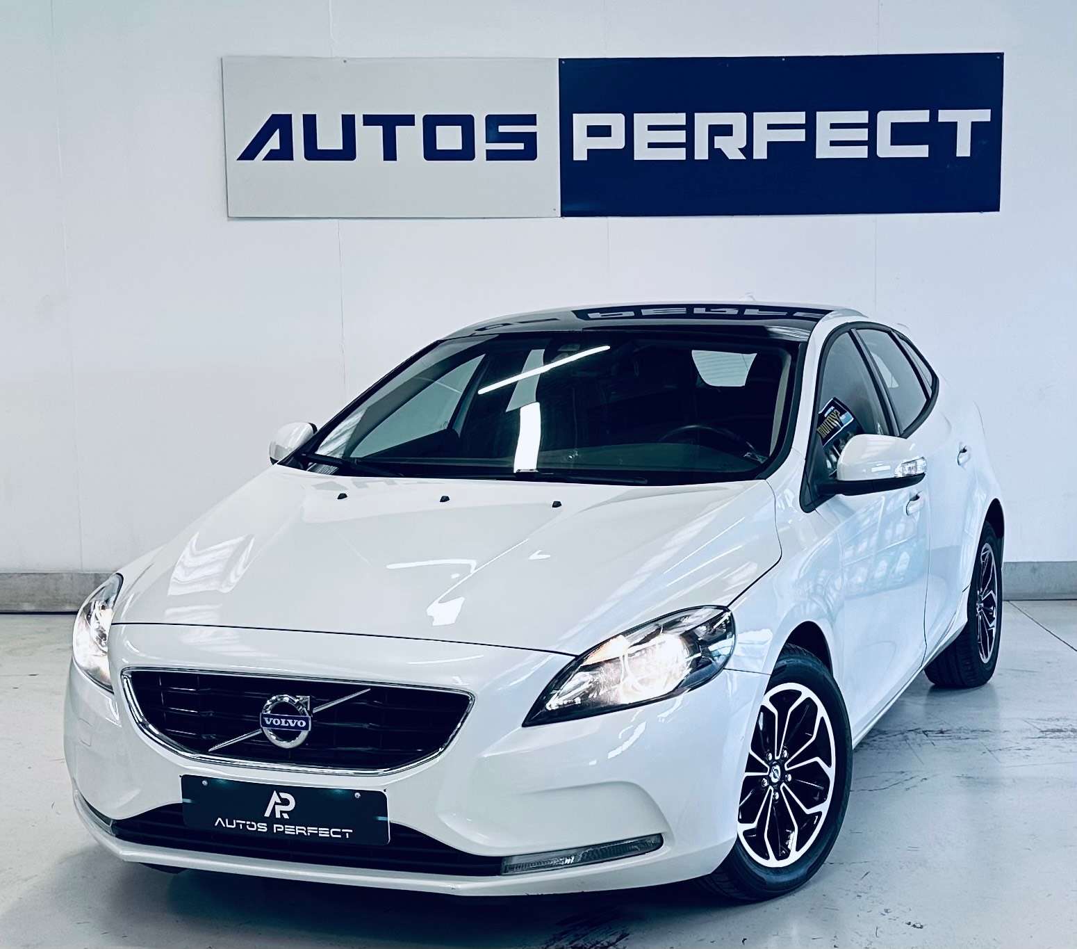 Volvo V40 2.0 D3 BOITE AUTO PANO NAVI BIZONE LIM CUIR