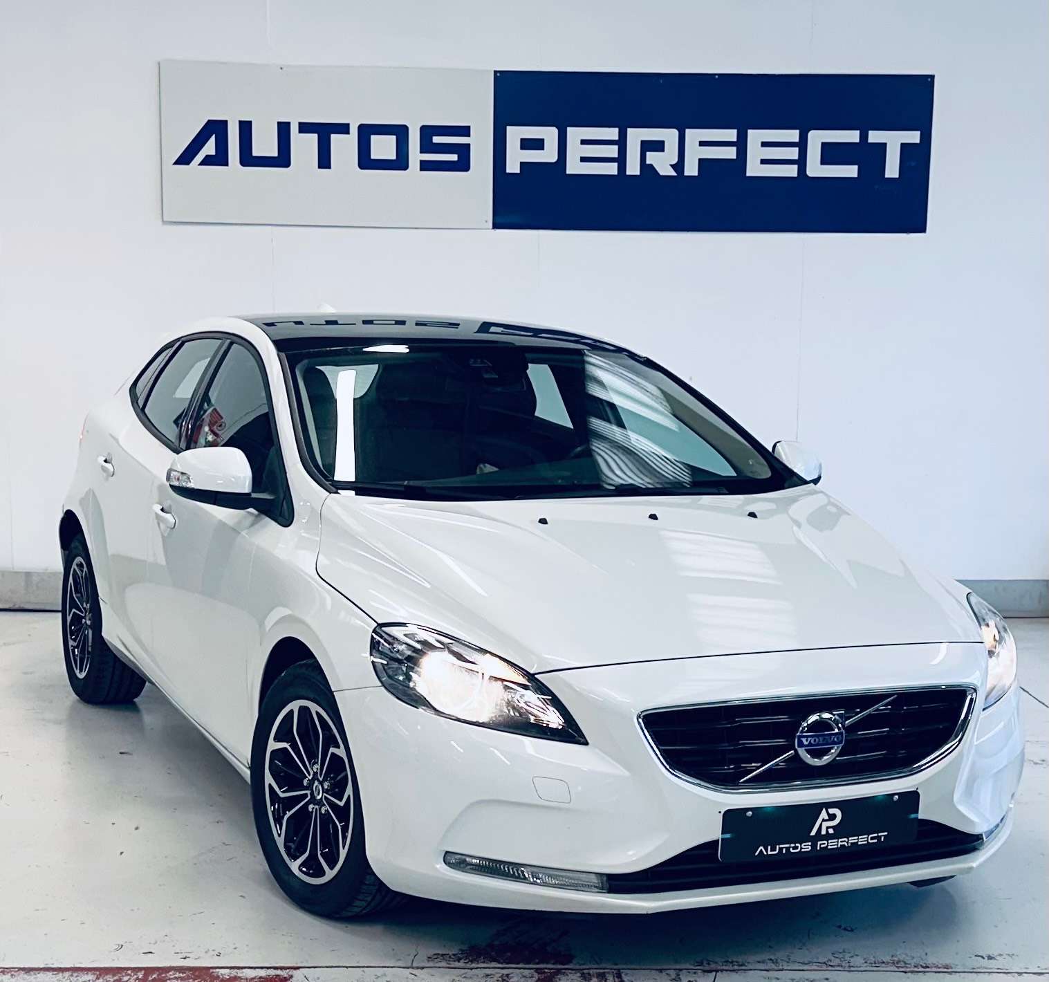 Volvo V40 2.0 D3 BOITE AUTO PANO NAVI BIZONE LIM CUIR