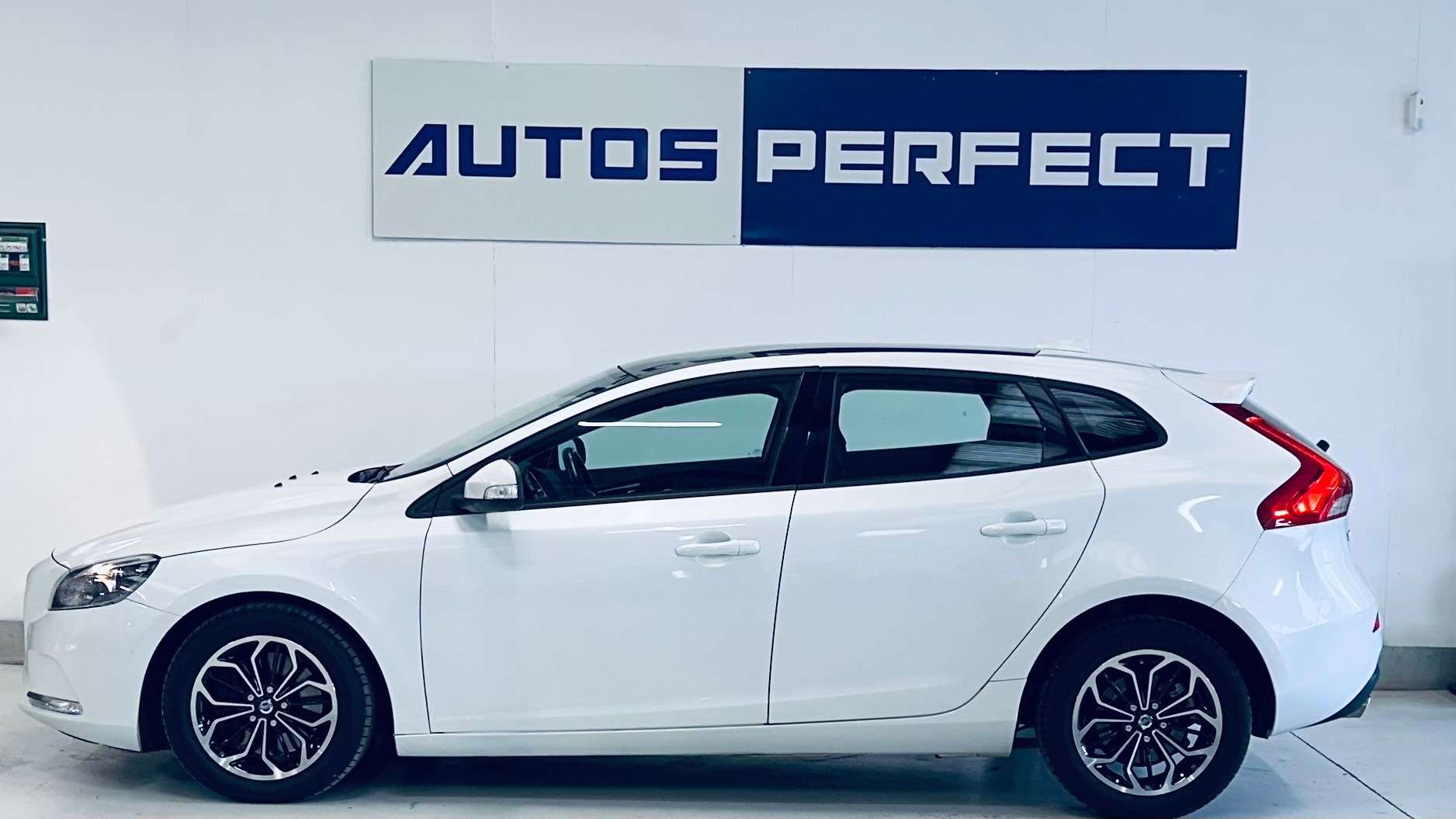 Volvo V40 2.0 D3 BOITE AUTO PANO NAVI BIZONE LIM CUIR
