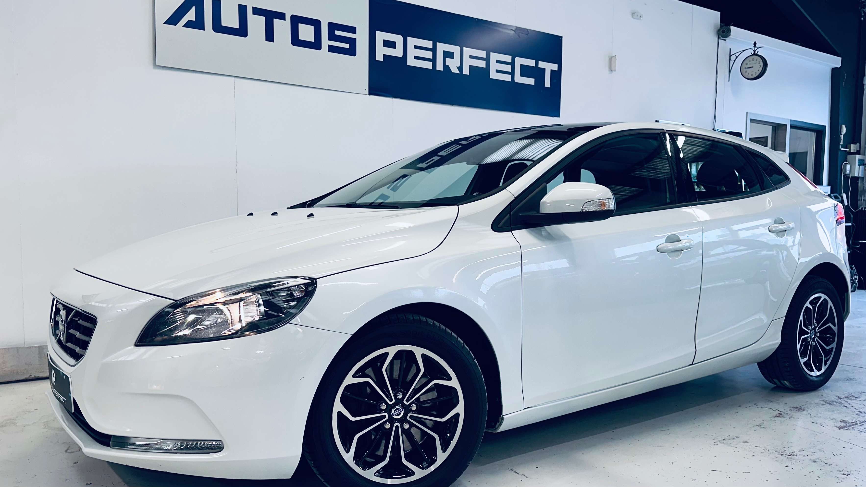 Volvo V40 2.0 D3 BOITE AUTO PANO NAVI BIZONE LIM CUIR