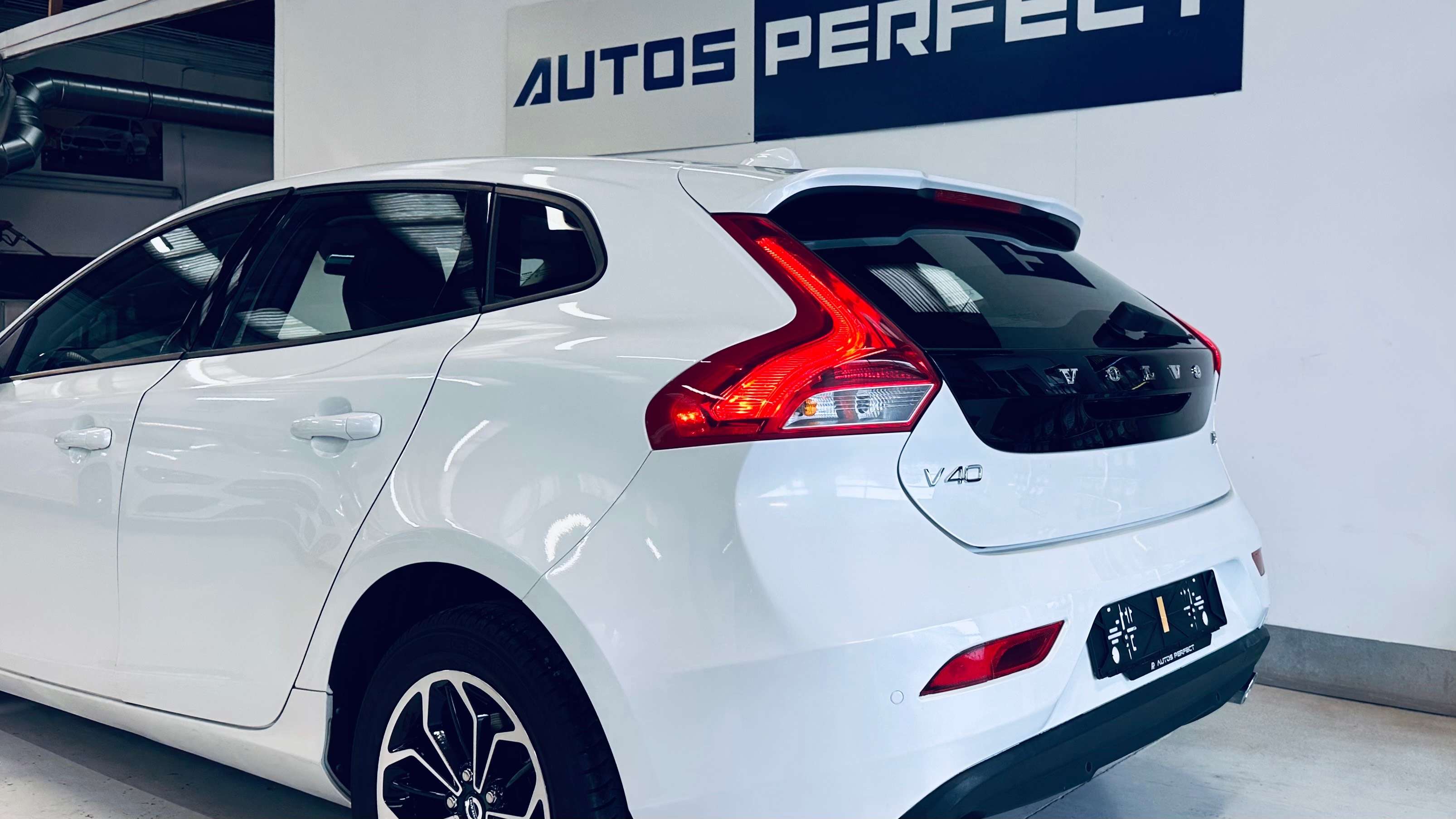 Volvo V40 2.0 D3 BOITE AUTO PANO NAVI BIZONE LIM CUIR