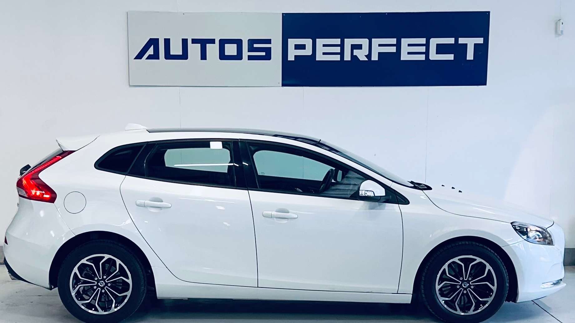Volvo V40 2.0 D3 BOITE AUTO PANO NAVI BIZONE LIM CUIR