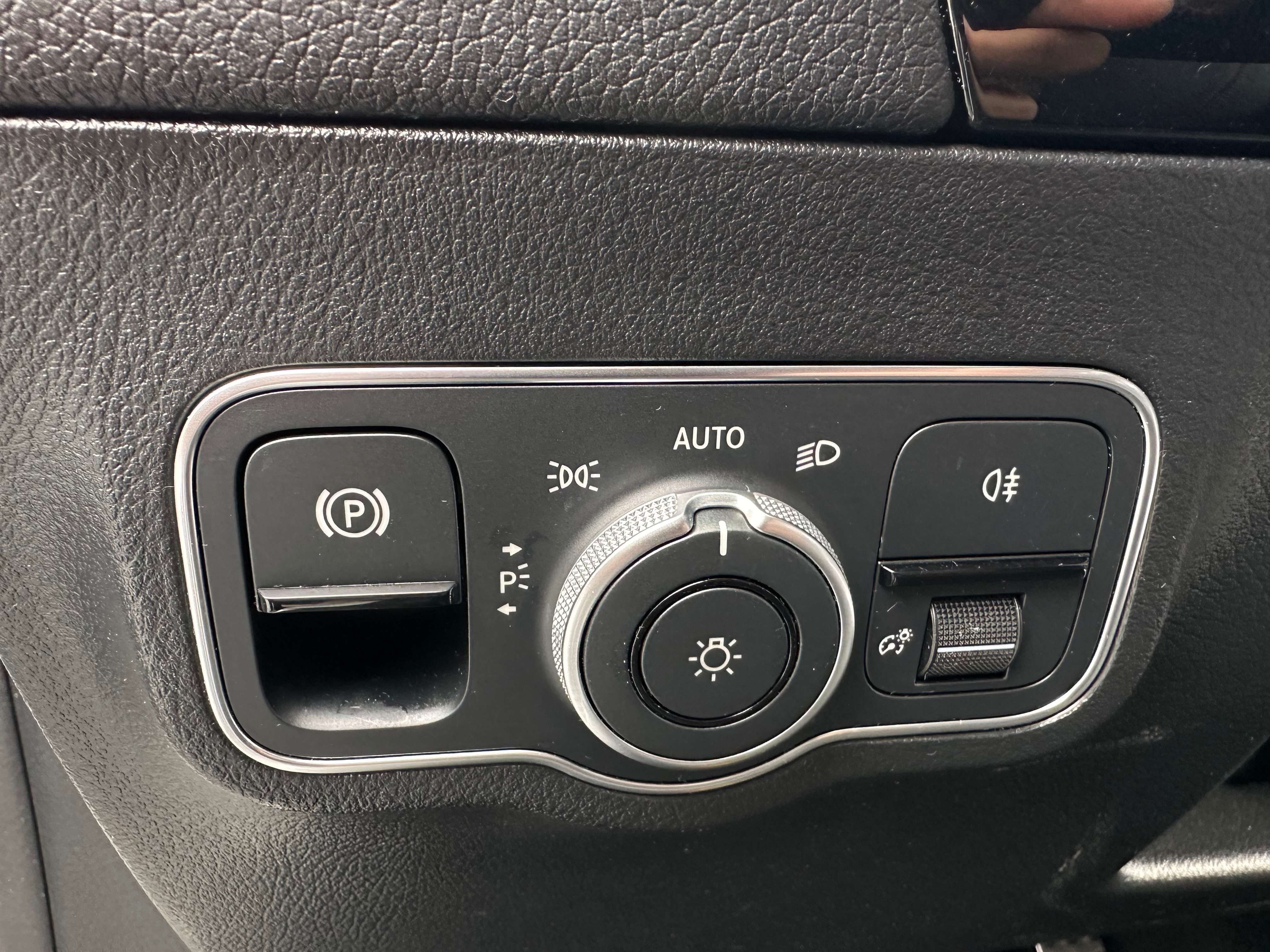 Mercedes-Benz GLA 180 2.0*PACK AMG*AMBIENT LIGHT*SIEG CHAUFF*CAM*GARANTIE