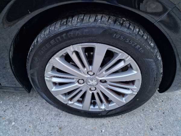 Peugeot 208 (2) 1.2 ESSENCE 110 S&amp;S 6CV ALLURE BUSINESS EAT6 5P