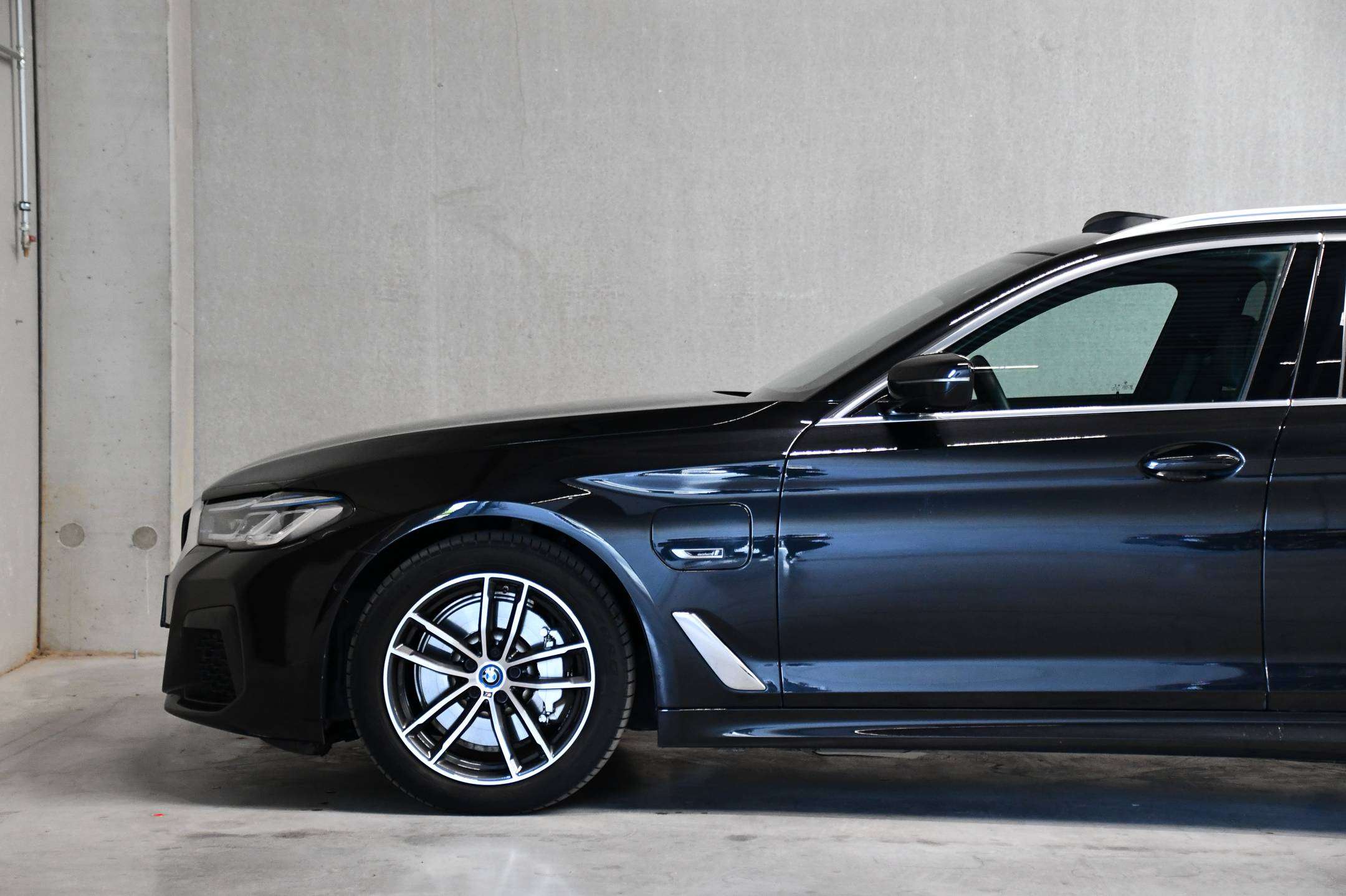 BMW 530 Touring X-Drive I PHEV I M-SPORT I Adaptief onderstel I Integral Active Steering I Laserlichten I Panodak