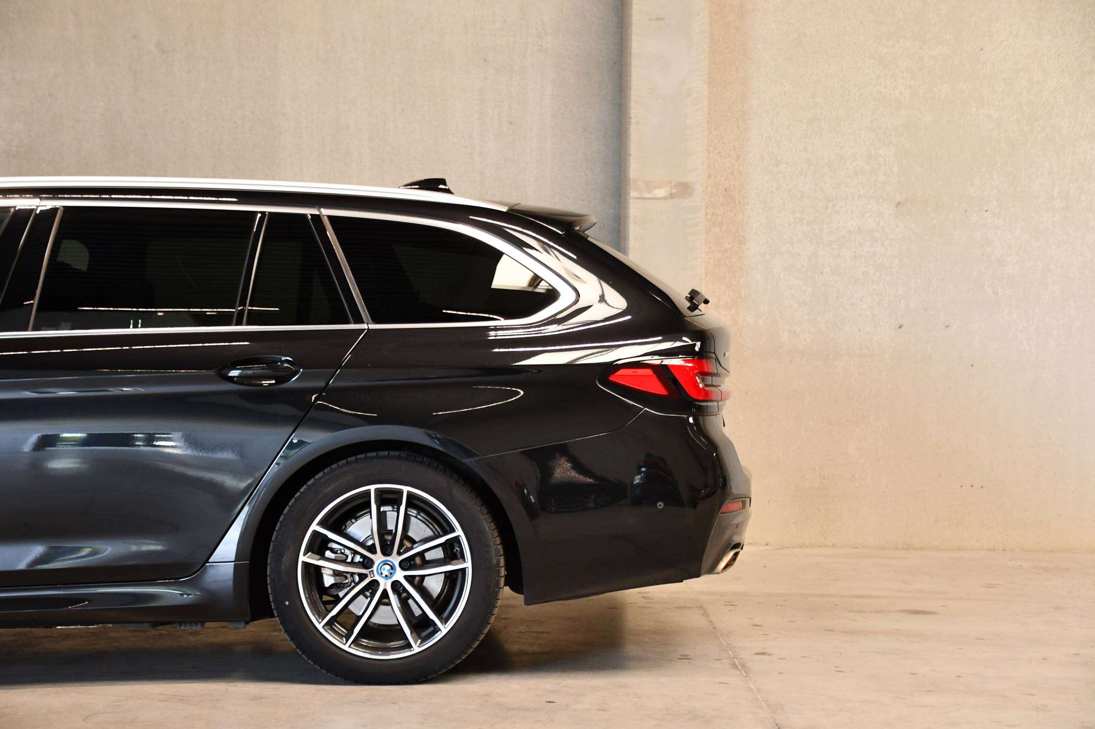 BMW 530 Touring X-Drive I PHEV I M-SPORT I Adaptief onderstel I Integral Active Steering I Laserlichten I Panodak