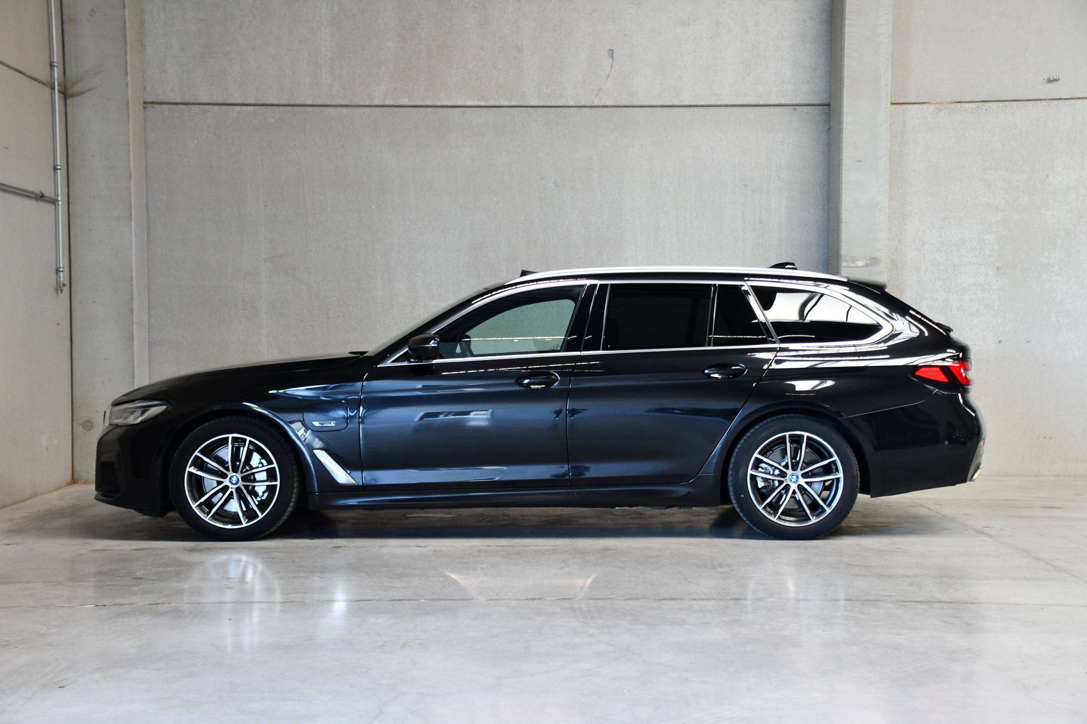 BMW 530 Touring X-Drive I PHEV I M-SPORT I Adaptief onderstel I Integral Active Steering I Laserlichten I Panodak