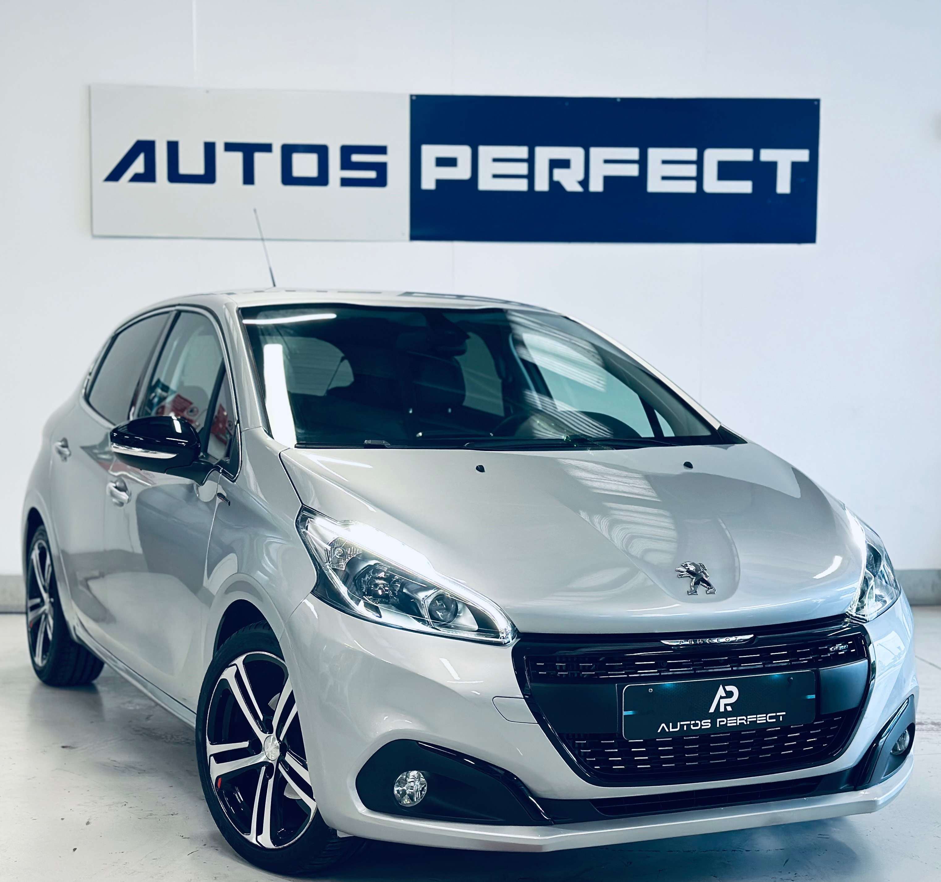Peugeot 208 1.2GT Line BOITE AUTO PDC CRUISE LIM NAVI BLUETOOTH
