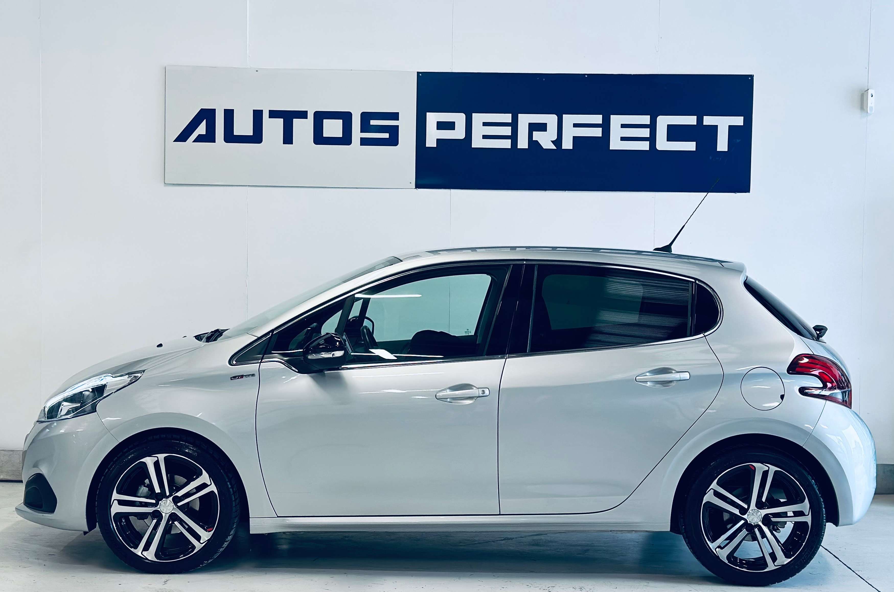 Peugeot 208 1.2GT Line BOITE AUTO PDC CRUISE LIM NAVI BLUETOOTH