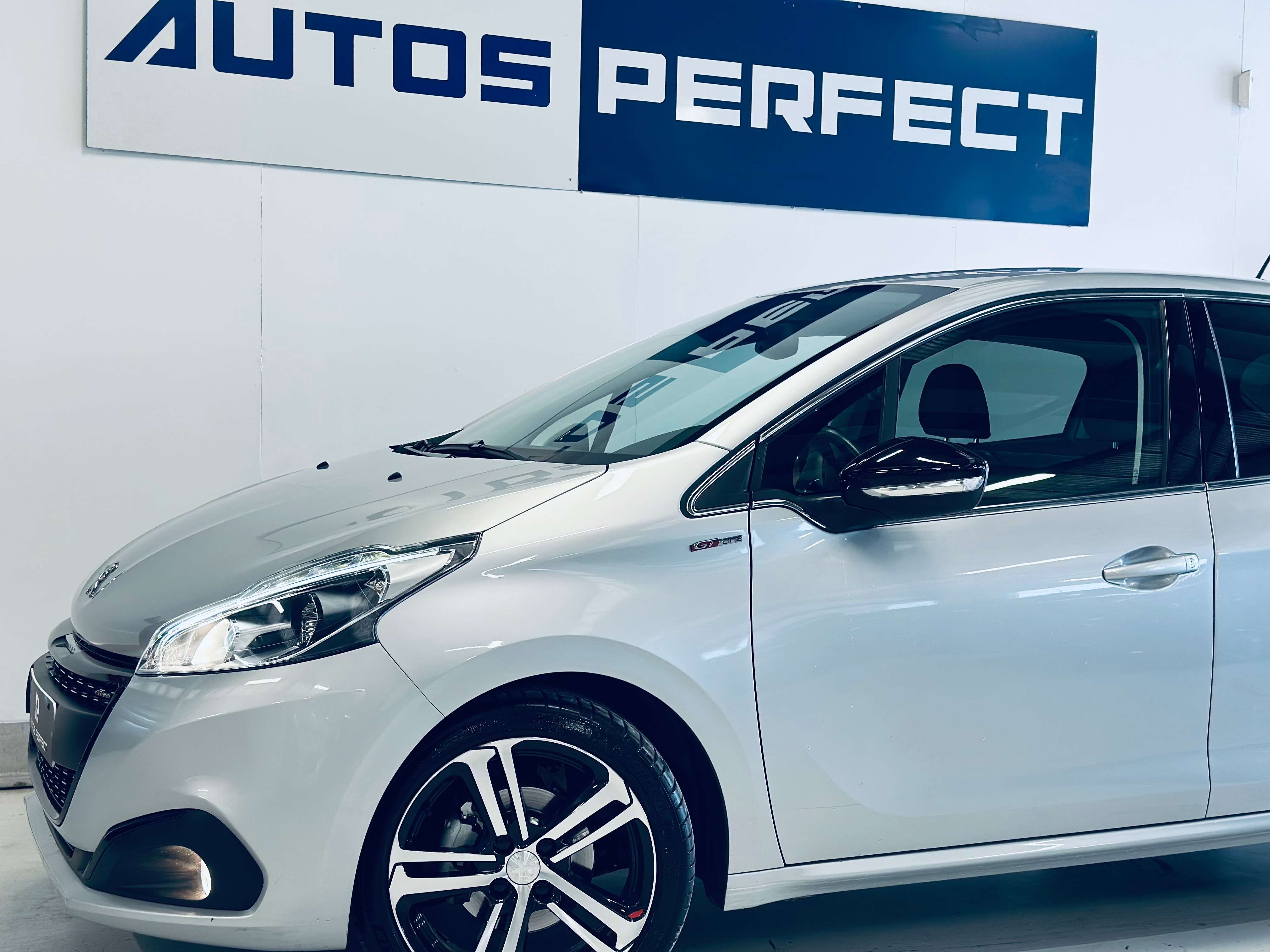 Peugeot 208 1.2GT Line BOITE AUTO PDC CRUISE LIM NAVI BLUETOOTH