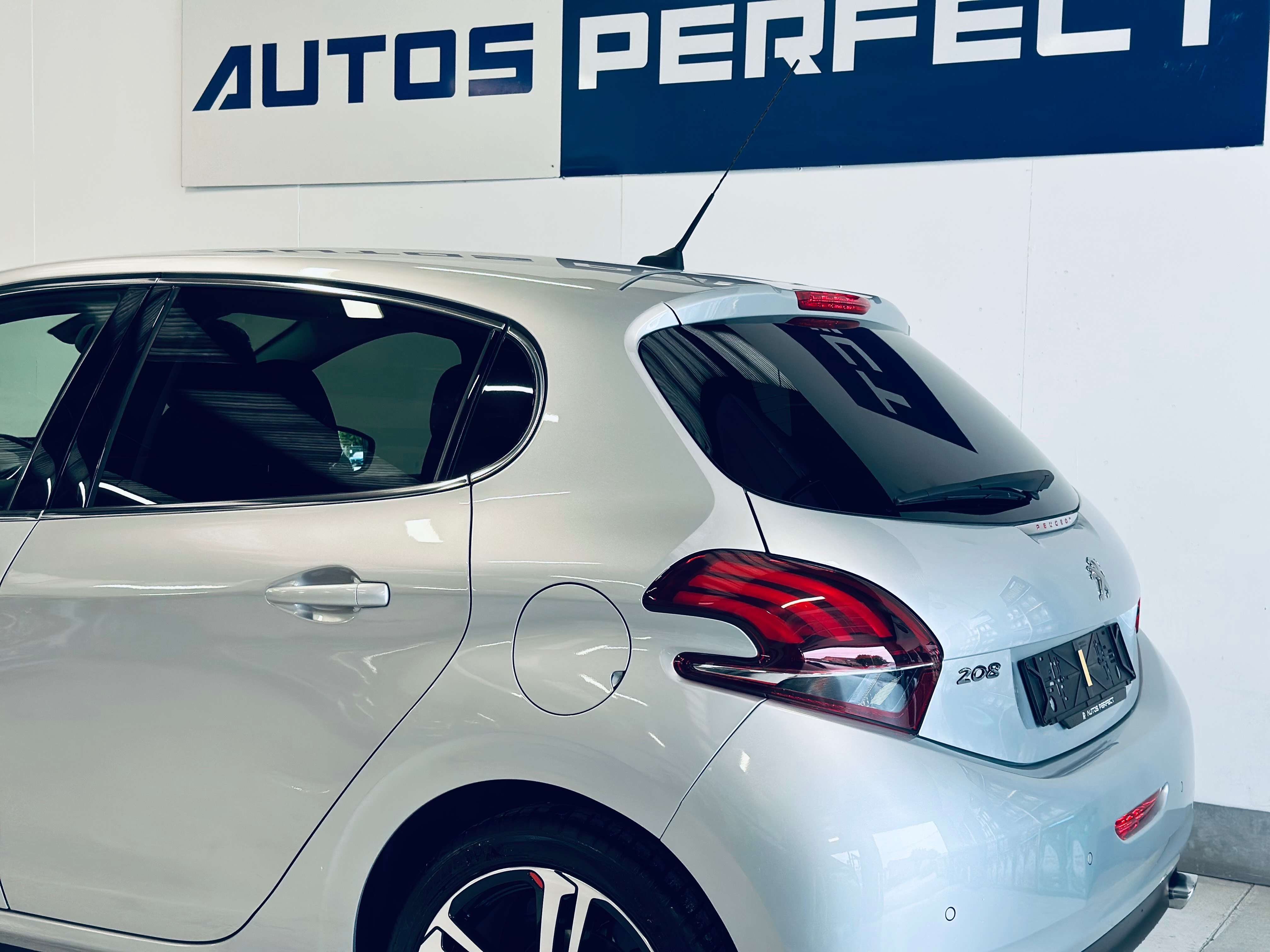 Peugeot 208 1.2GT Line BOITE AUTO PDC CRUISE LIM NAVI BLUETOOTH