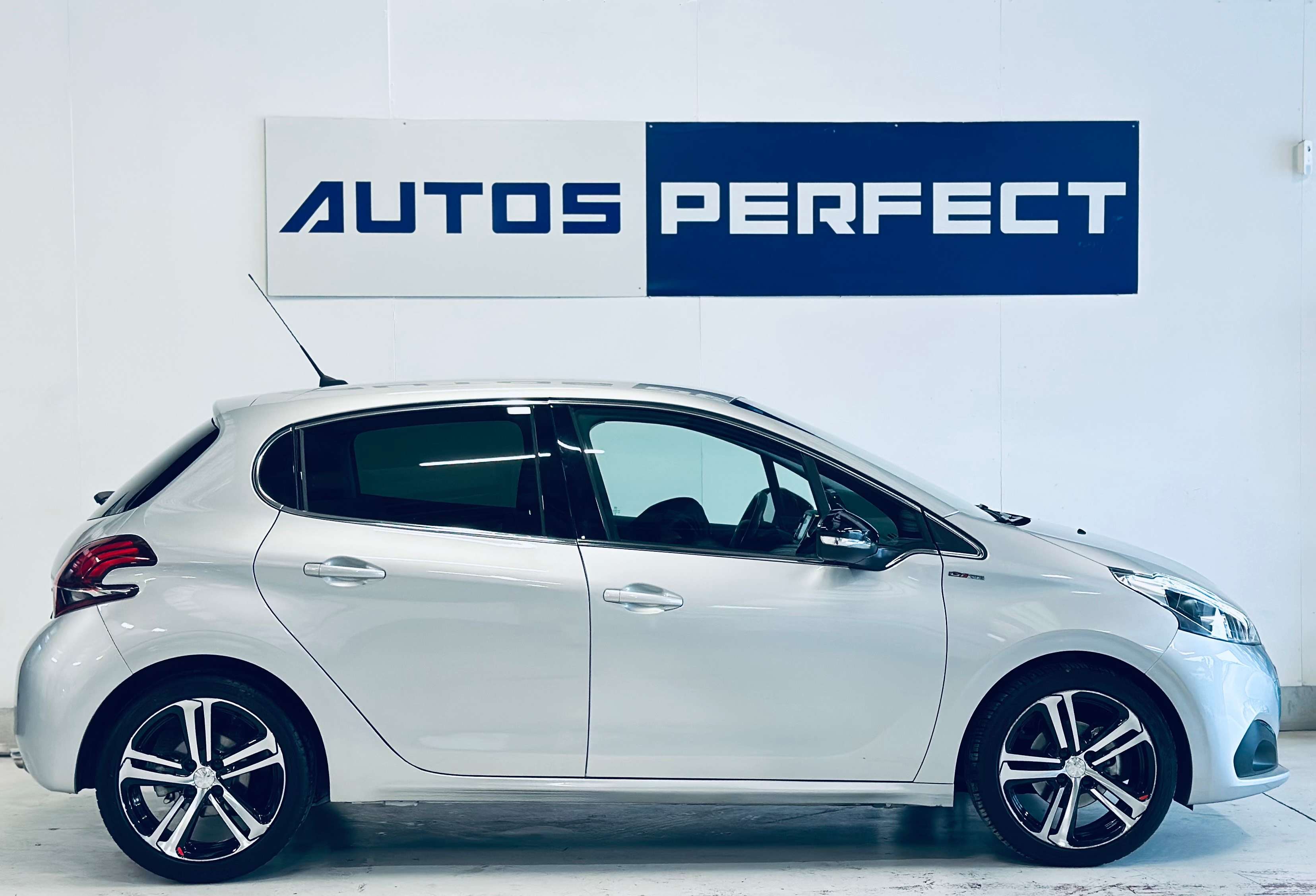 Peugeot 208 1.2GT Line BOITE AUTO PDC CRUISE LIM NAVI BLUETOOTH