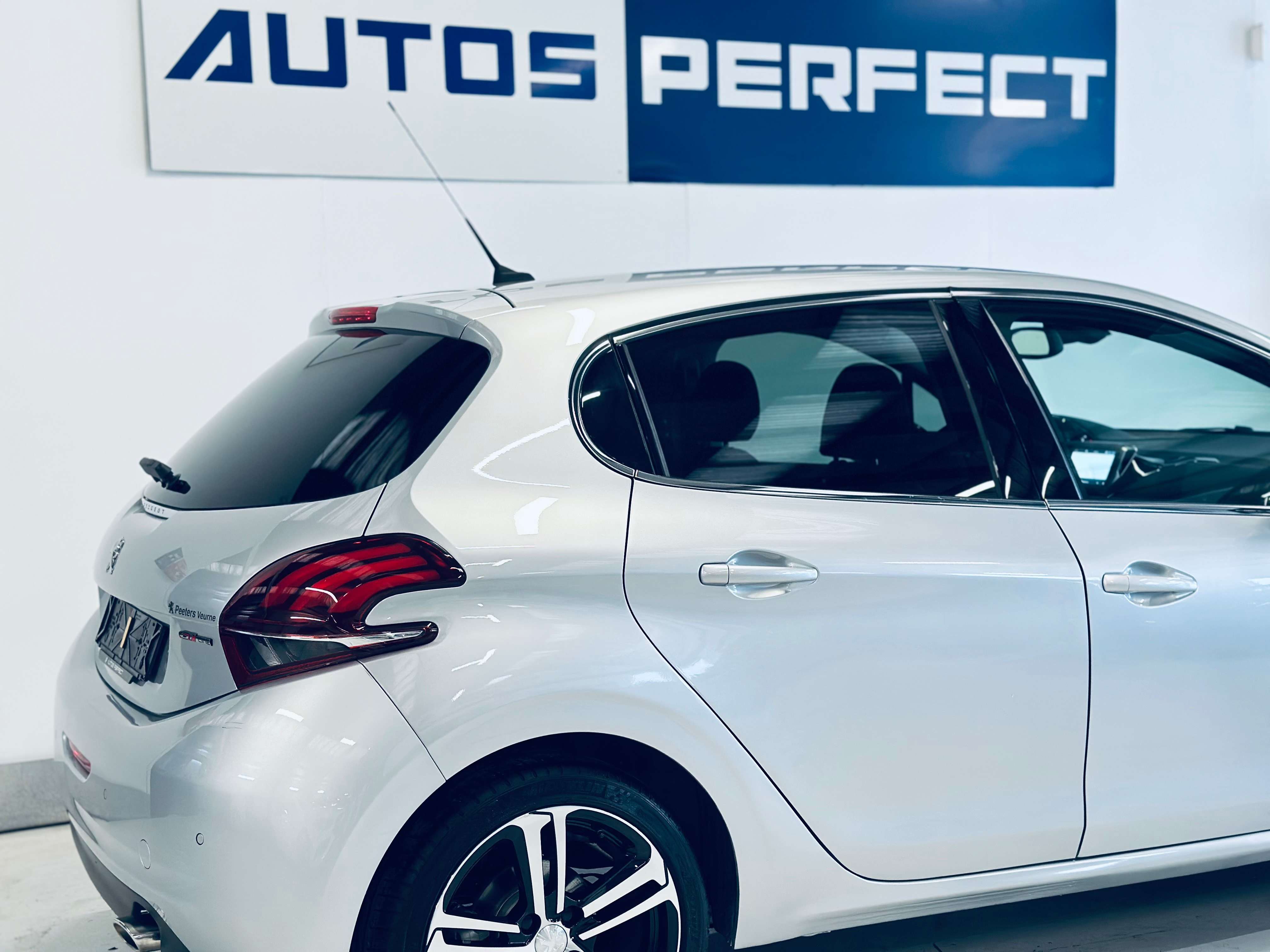 Peugeot 208 1.2GT Line BOITE AUTO PDC CRUISE LIM NAVI BLUETOOTH