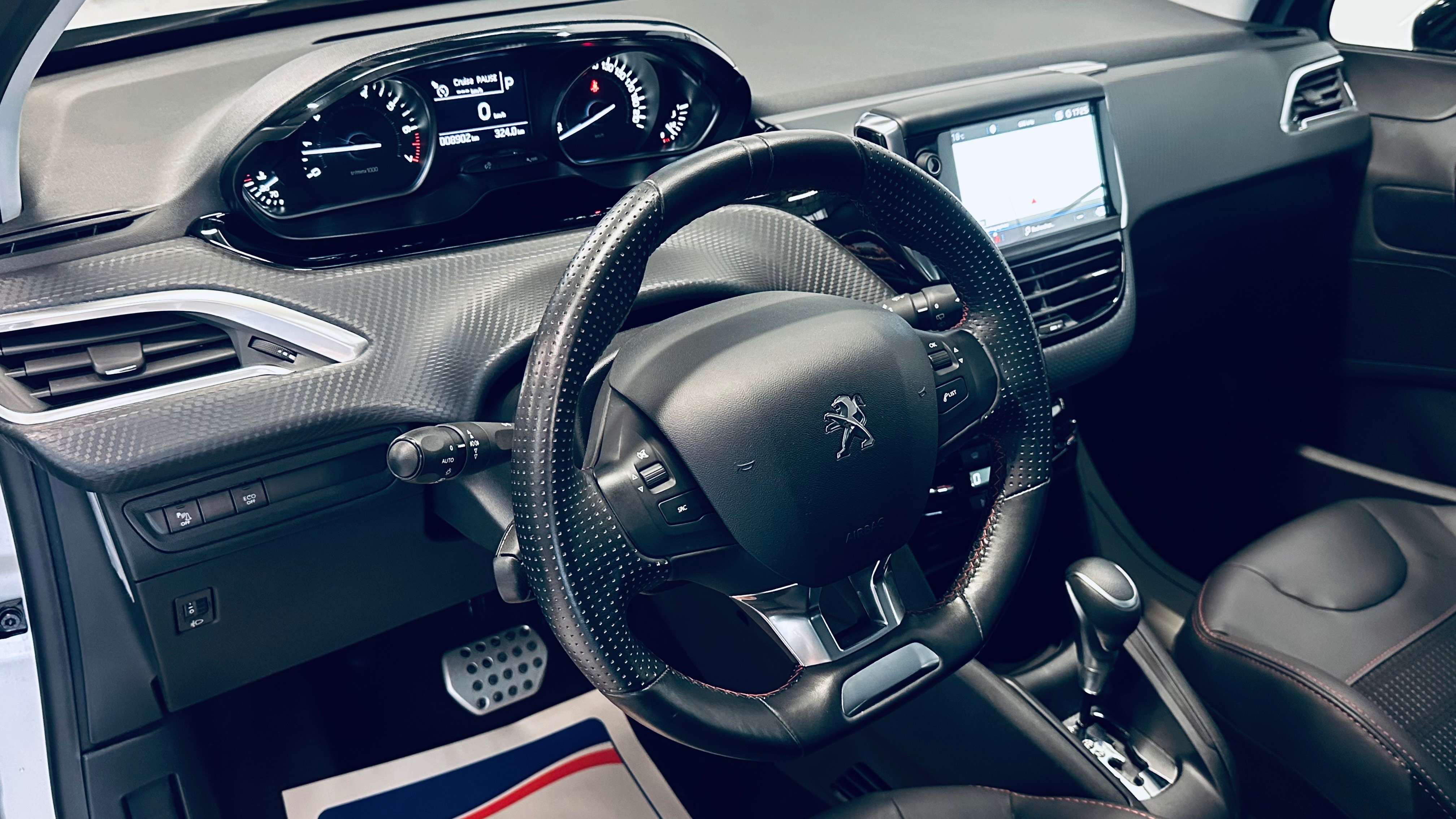 Peugeot 208 1.2GT Line BOITE AUTO PDC CRUISE LIM NAVI BLUETOOTH