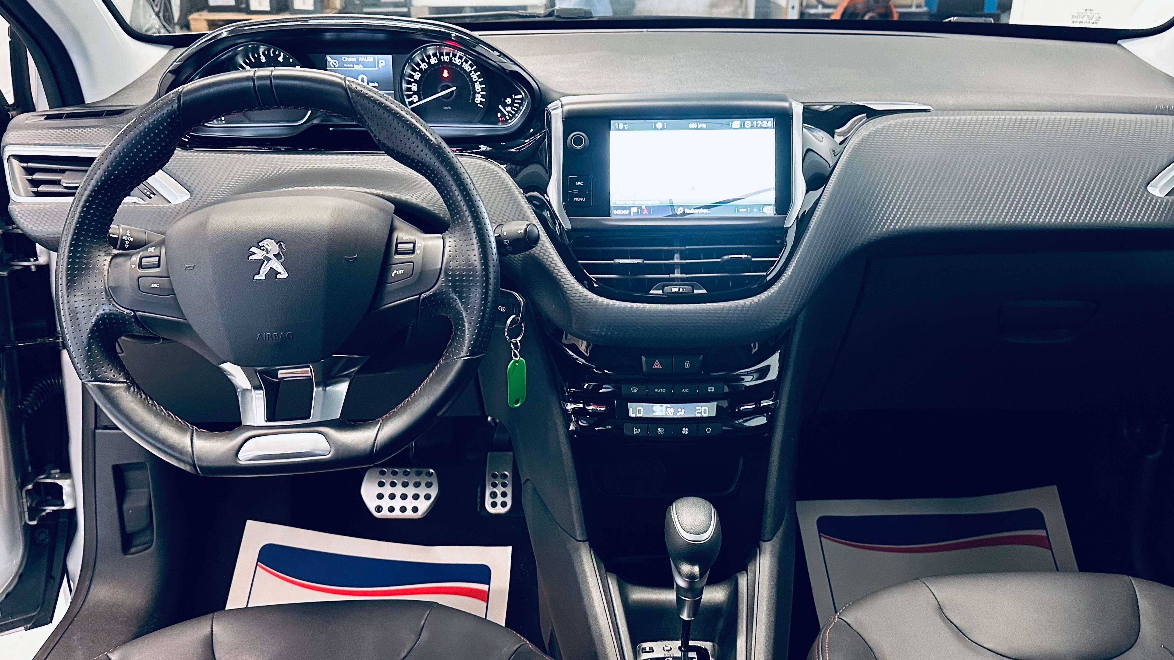 Peugeot 208 1.2GT Line BOITE AUTO PDC CRUISE LIM NAVI BLUETOOTH