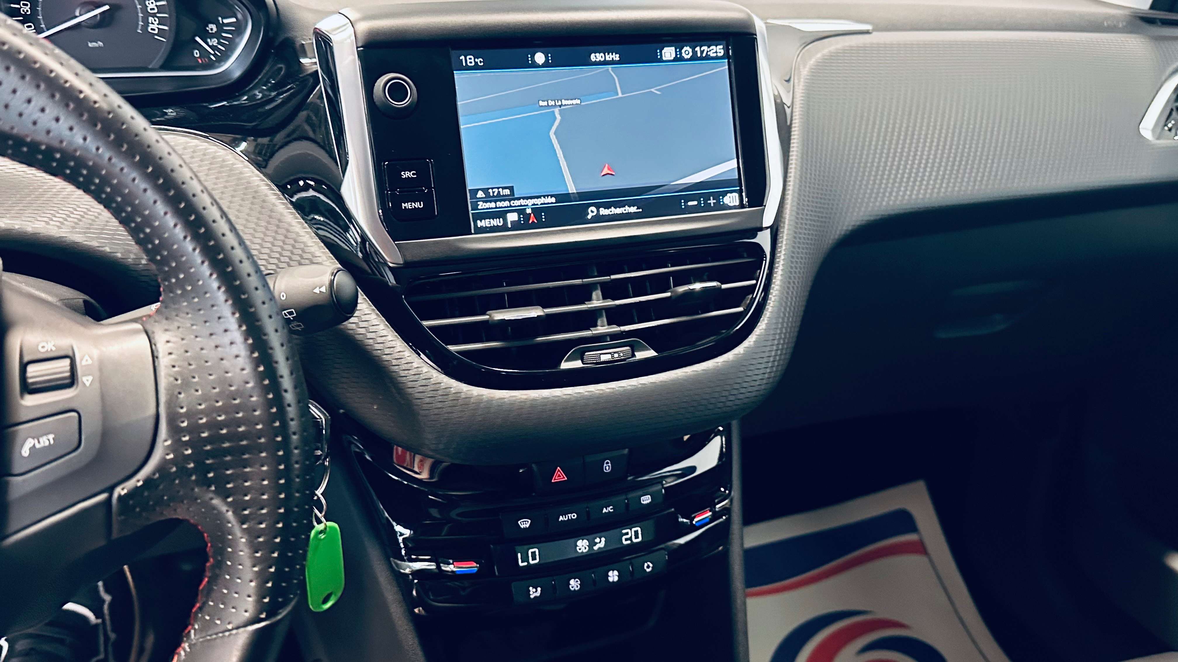 Peugeot 208 1.2GT Line BOITE AUTO PDC CRUISE LIM NAVI BLUETOOTH