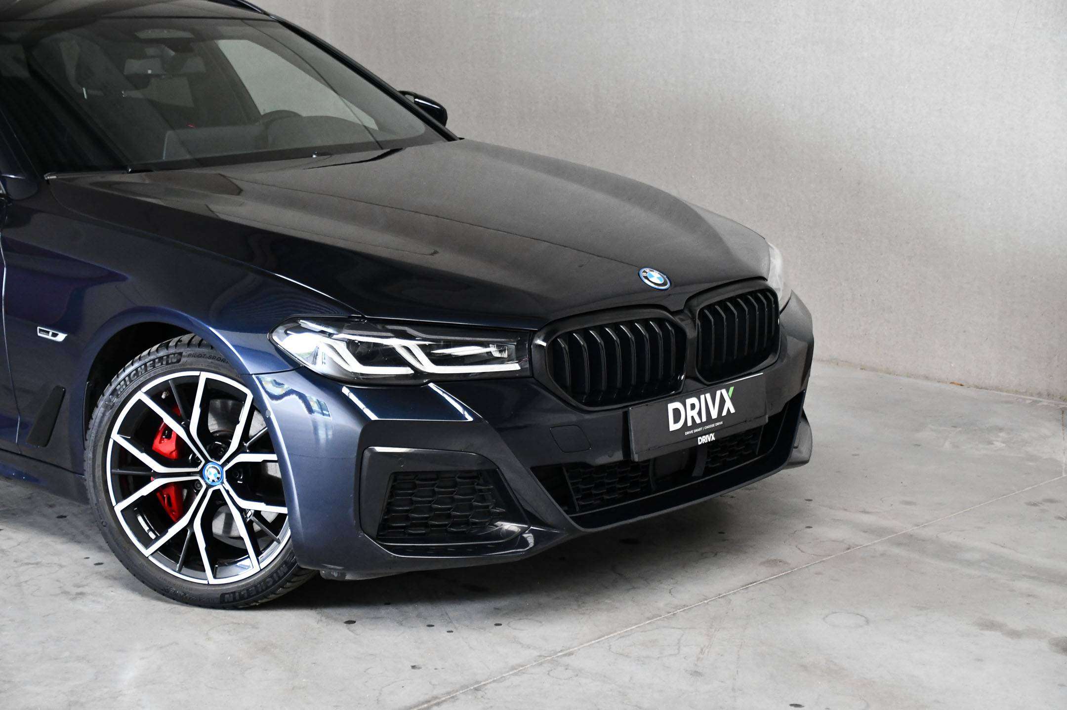 BMW 520 520e Touring - PHEV - M-Sportpakket - Panodak - Trekhaak - Adaptive Cruise Control -