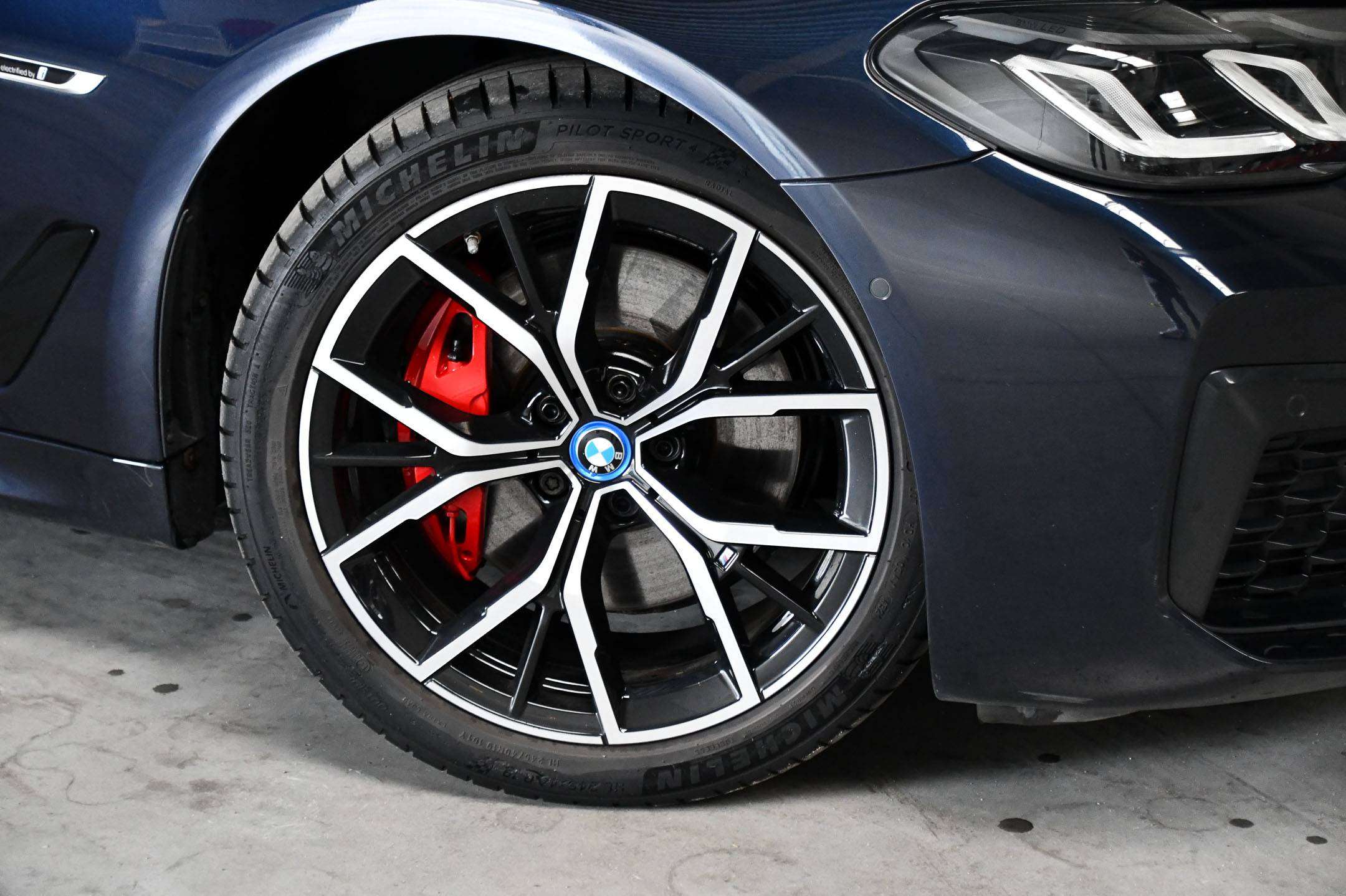 BMW 520 520e Touring - PHEV - M-Sportpakket - Panodak - Trekhaak - Adaptive Cruise Control -