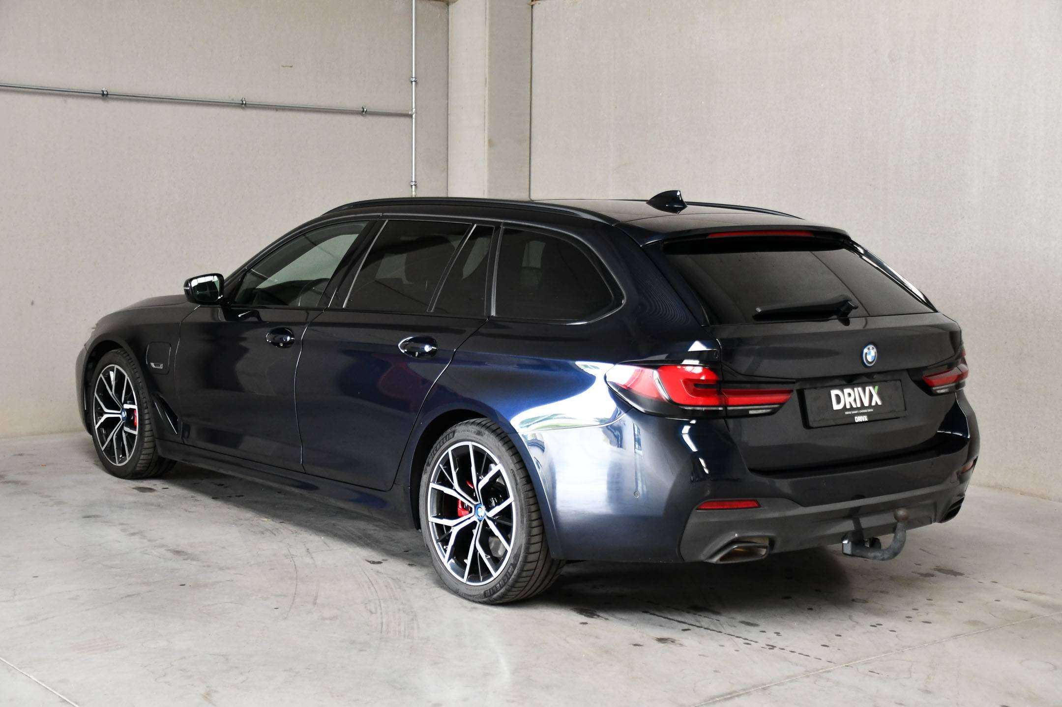 BMW 520 520e Touring - PHEV - M-Sportpakket - Panodak - Trekhaak - Adaptive Cruise Control -