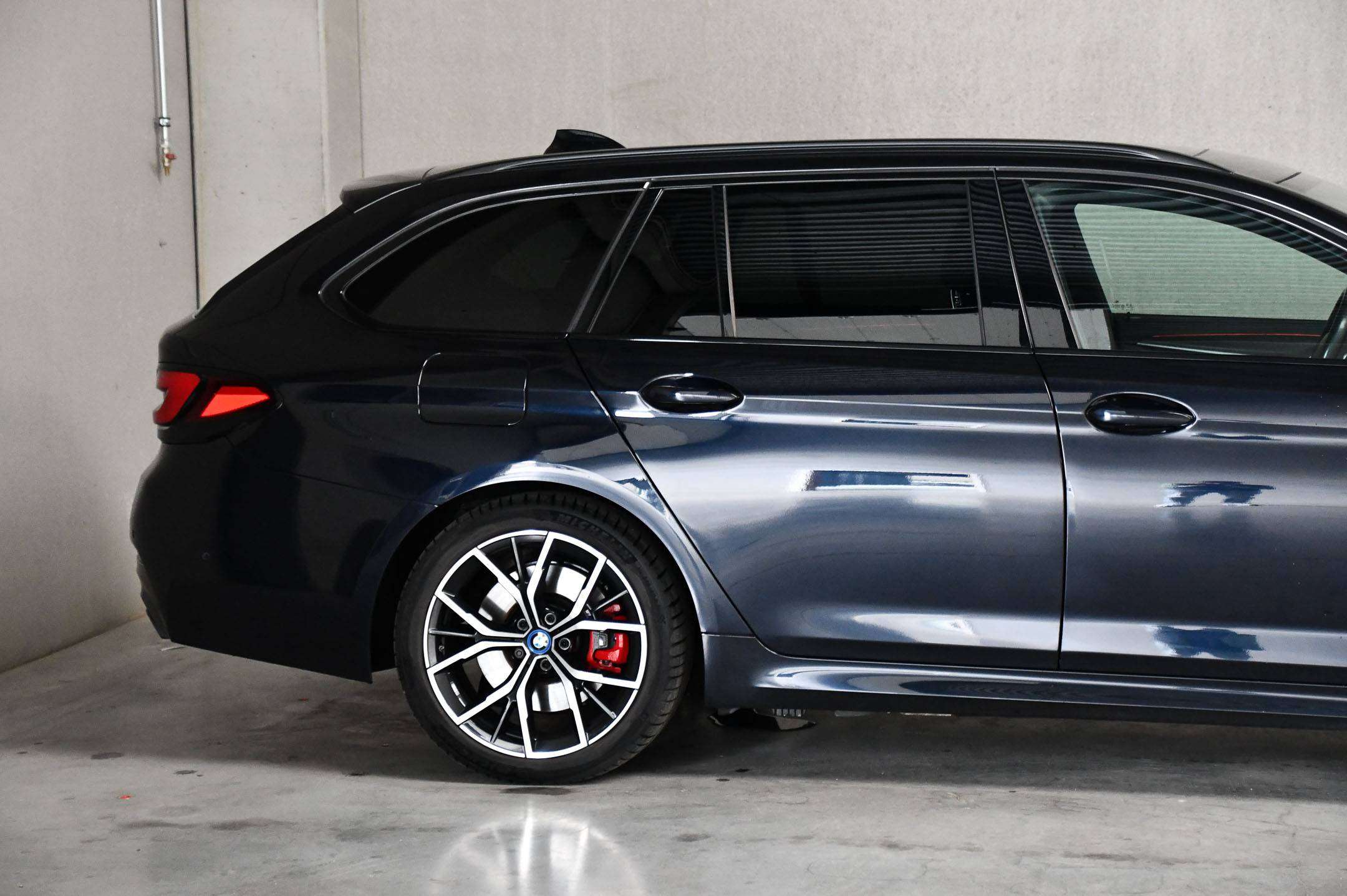 BMW 520 520e Touring - PHEV - M-Sportpakket - Panodak - Trekhaak - Adaptive Cruise Control -