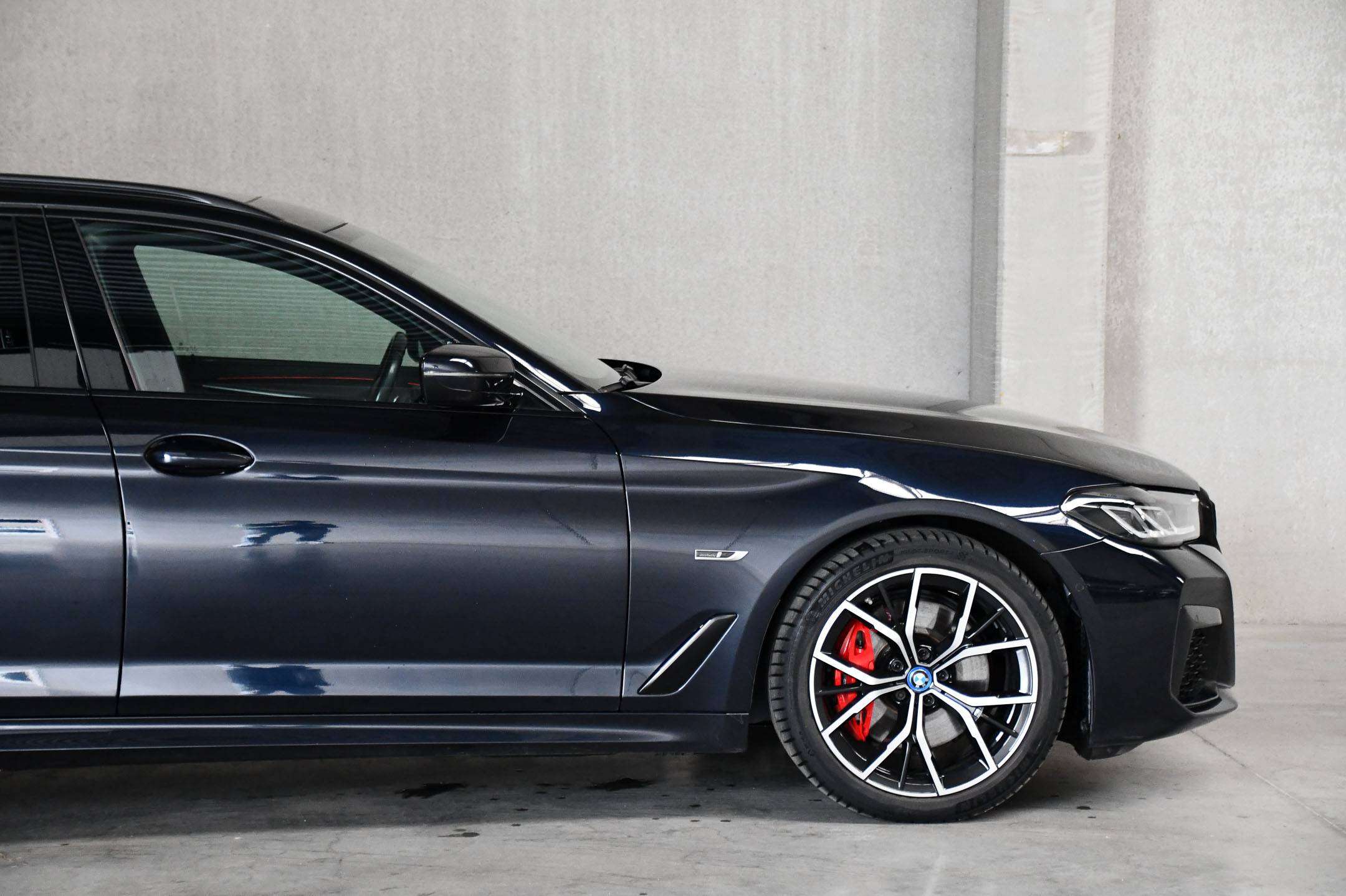 BMW 520 520e Touring - PHEV - M-Sportpakket - Panodak - Trekhaak - Adaptive Cruise Control -