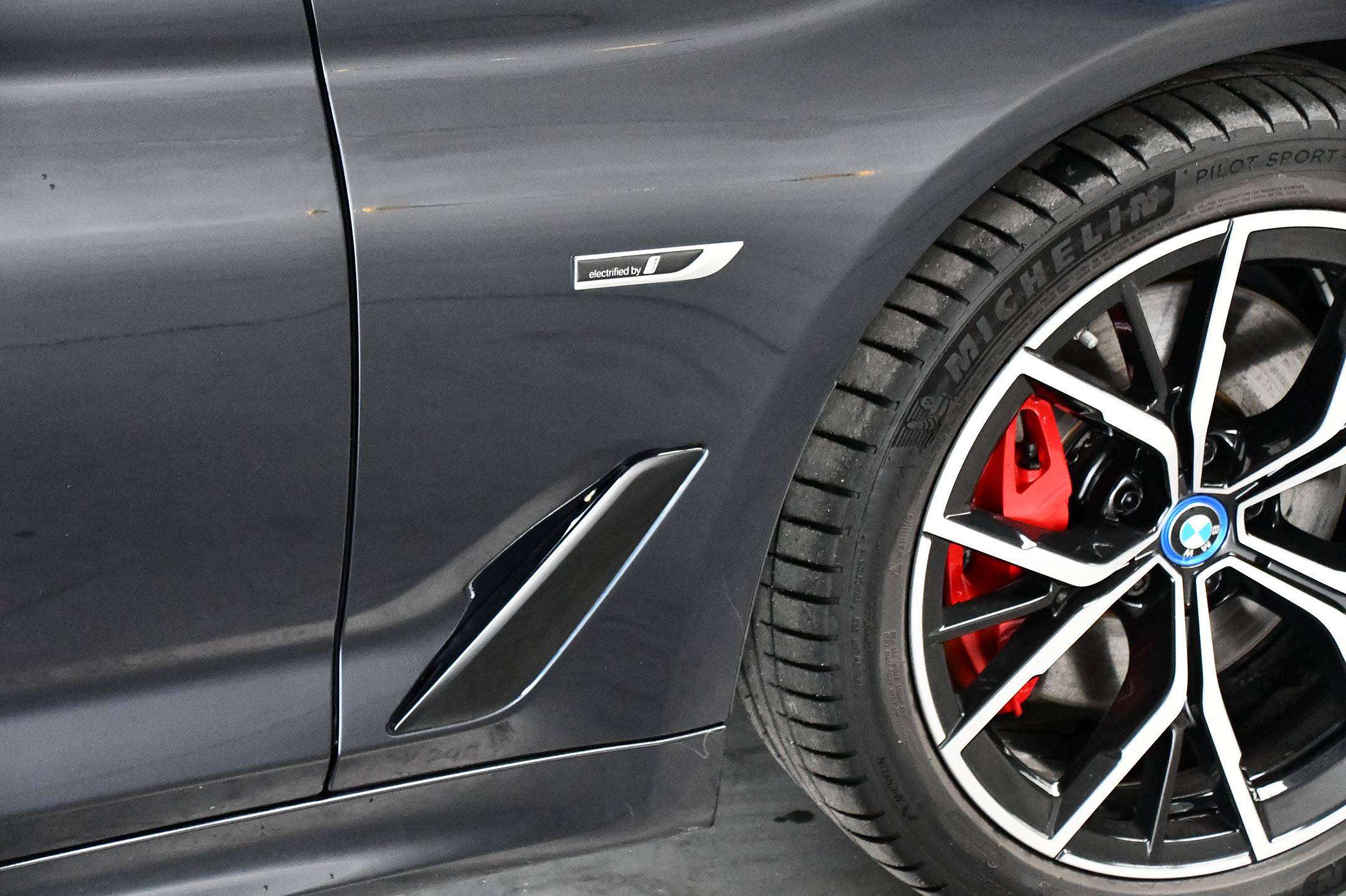 BMW 520 520e Touring - PHEV - M-Sportpakket - Panodak - Trekhaak - Adaptive Cruise Control -