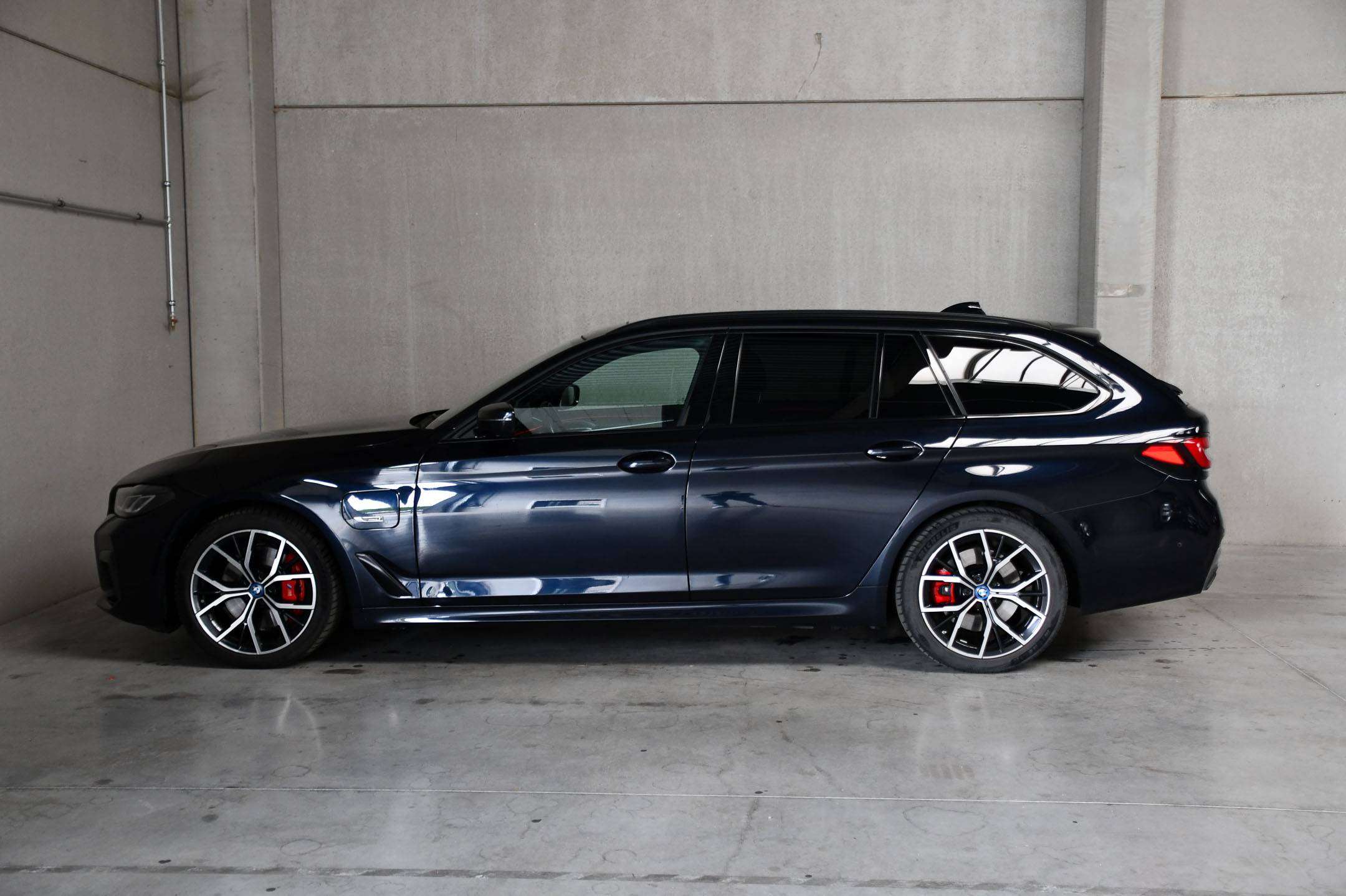 BMW 520 520e Touring - PHEV - M-Sportpakket - Panodak - Trekhaak - Adaptive Cruise Control -