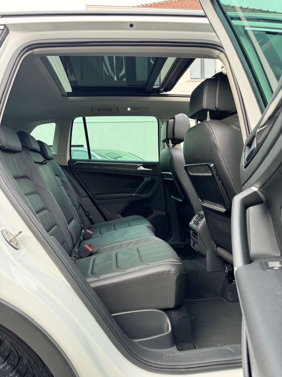 Volkswagen Tiguan 2.0 TDi SCR Highline ** 1 JAAR GARANTIE ** !!