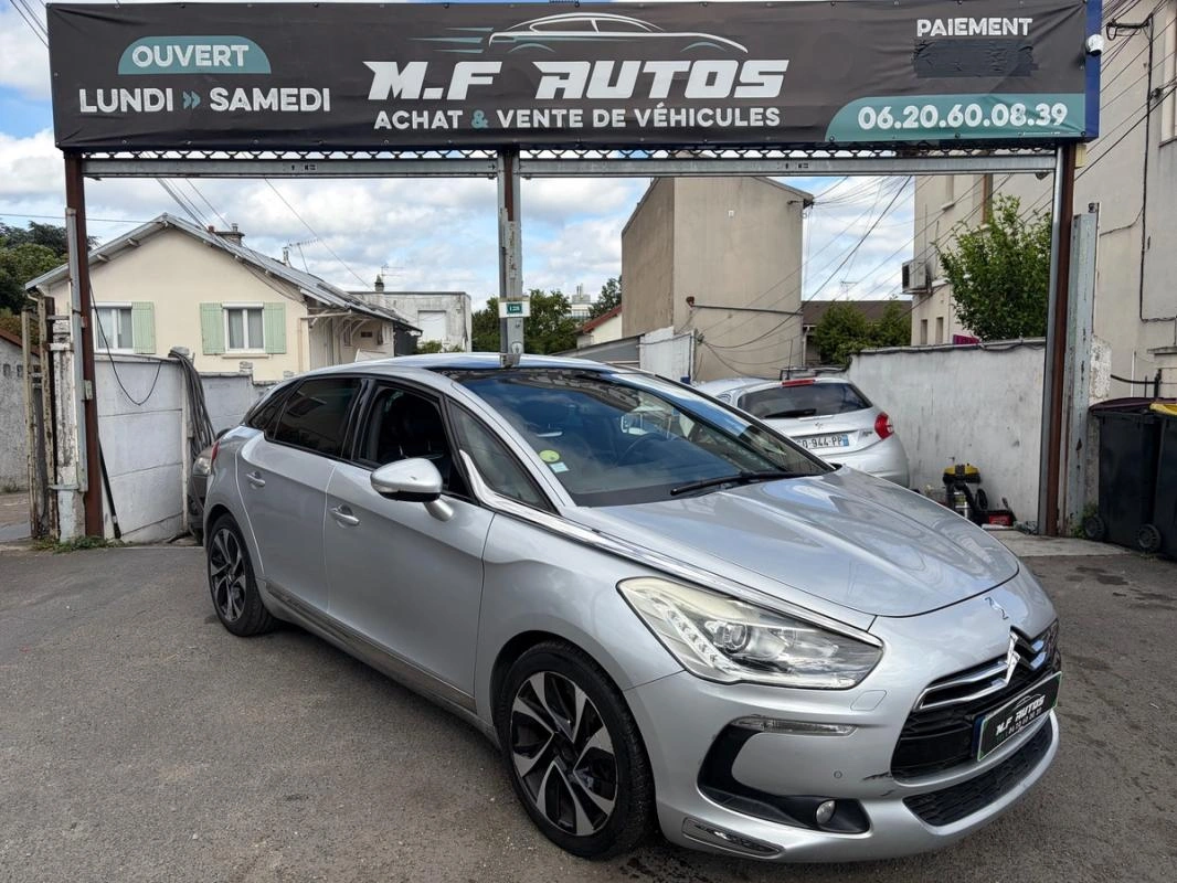 Citroen Ds5 2.0l HDI CUIR MASSANT CHAUFFANT Toit Pano GPS Caméra Bluetooth