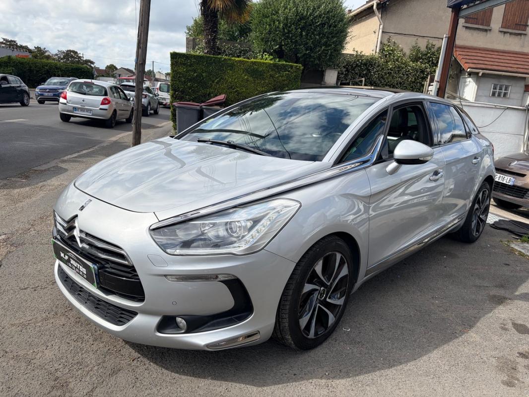 Citroen Ds5 2.0l HDI CUIR MASSANT CHAUFFANT Toit Pano GPS Caméra Bluetooth