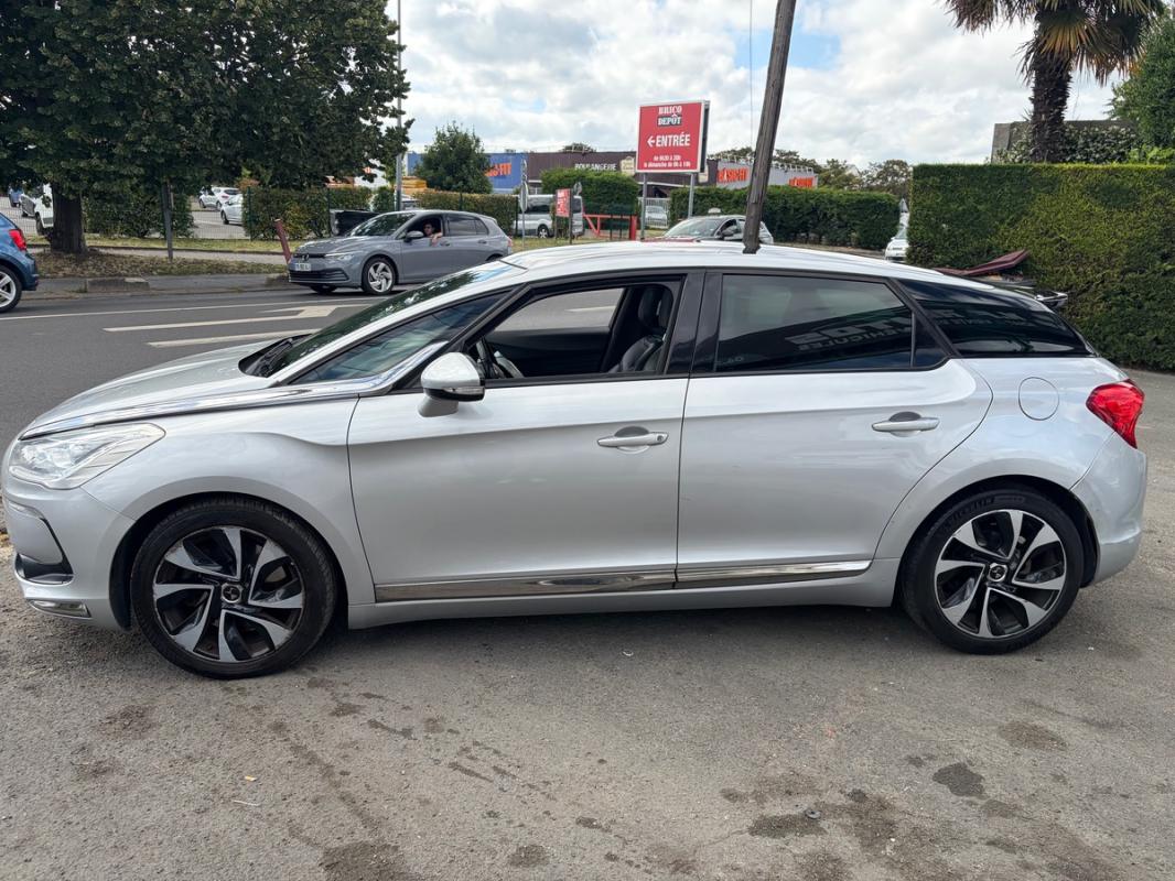 Citroen Ds5 2.0l HDI CUIR MASSANT CHAUFFANT Toit Pano GPS Caméra Bluetooth