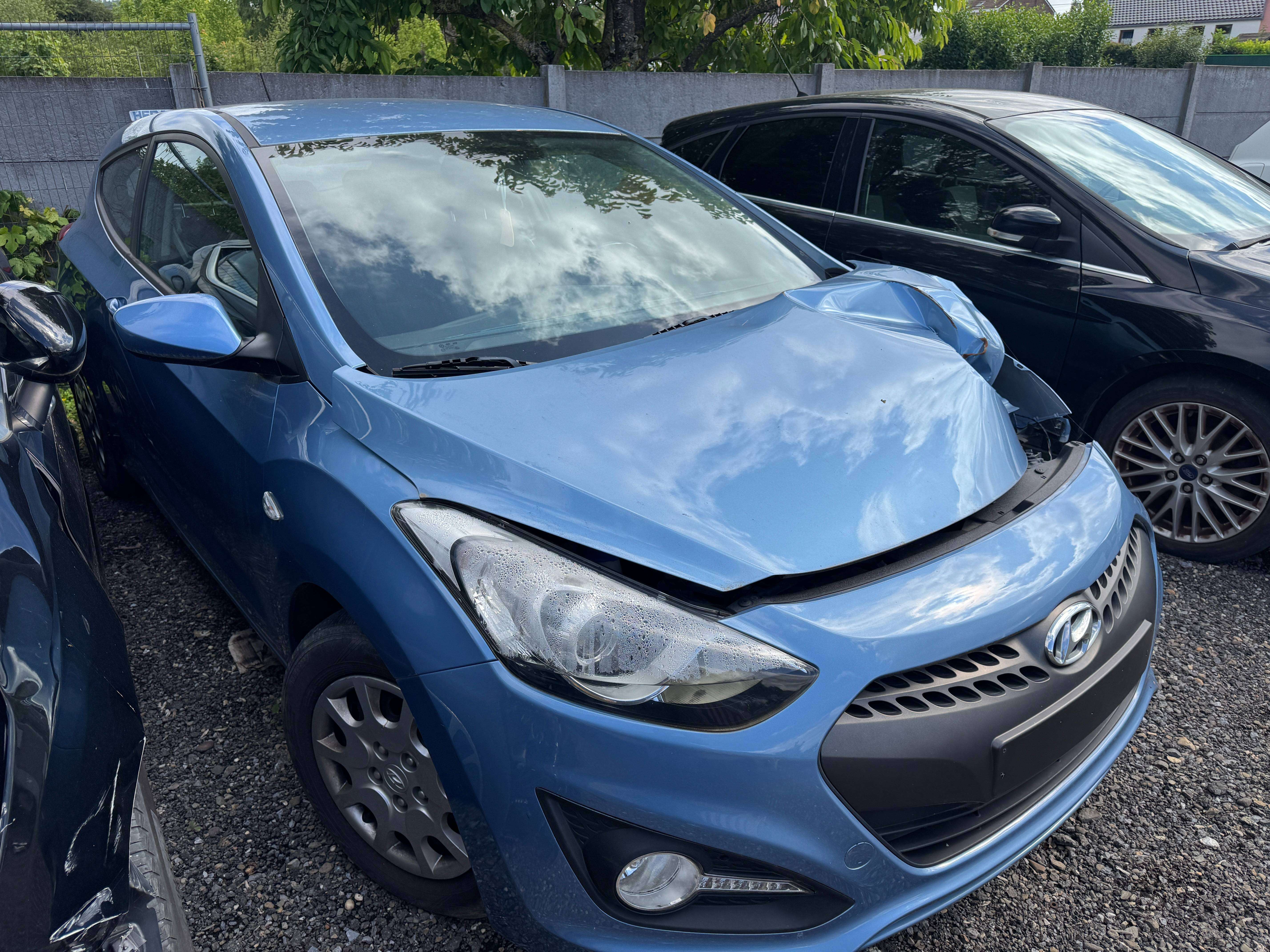 Hyundai i30 ** 1.4i ** Comfort ** Accidentée ** marchand ou export **