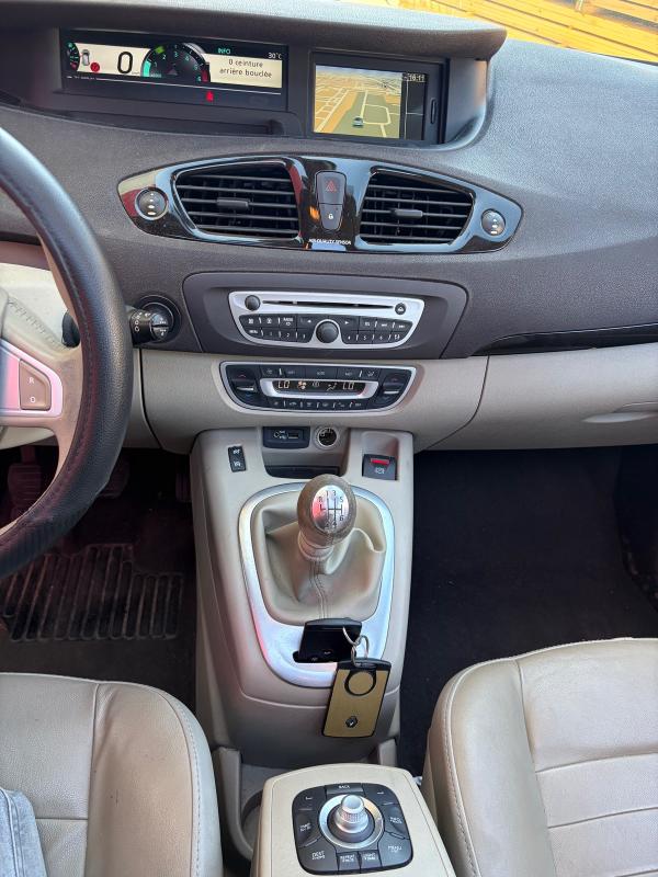 Renault Scenic 1.6l DCI 130 BOSE CHAÎNE DE DISTRIBUTION TOIT OUVRANT CUIR CHAUFFANT GPS PAYÉ EN 3Foi