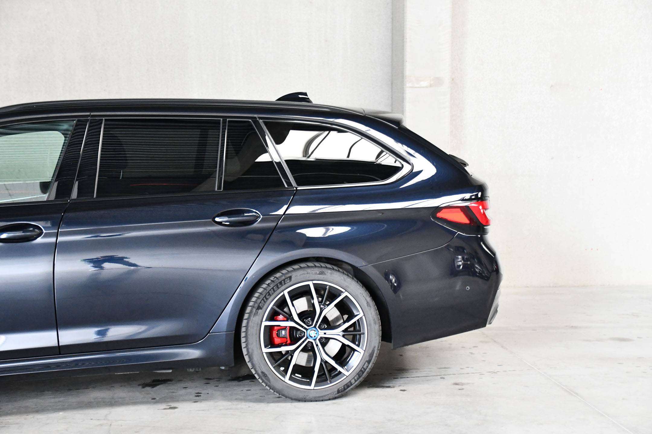 BMW 520 520e Touring - PHEV - M-Sportpakket - Panodak - Trekhaak - Adaptive Cruise Control -
