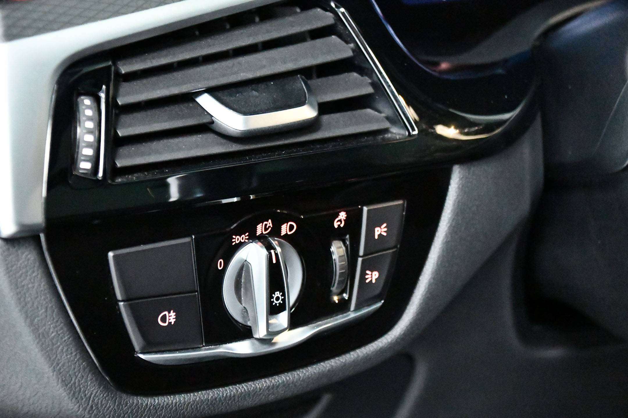 BMW 520 520e Touring - PHEV - M-Sportpakket - Panodak - Trekhaak - Adaptive Cruise Control -