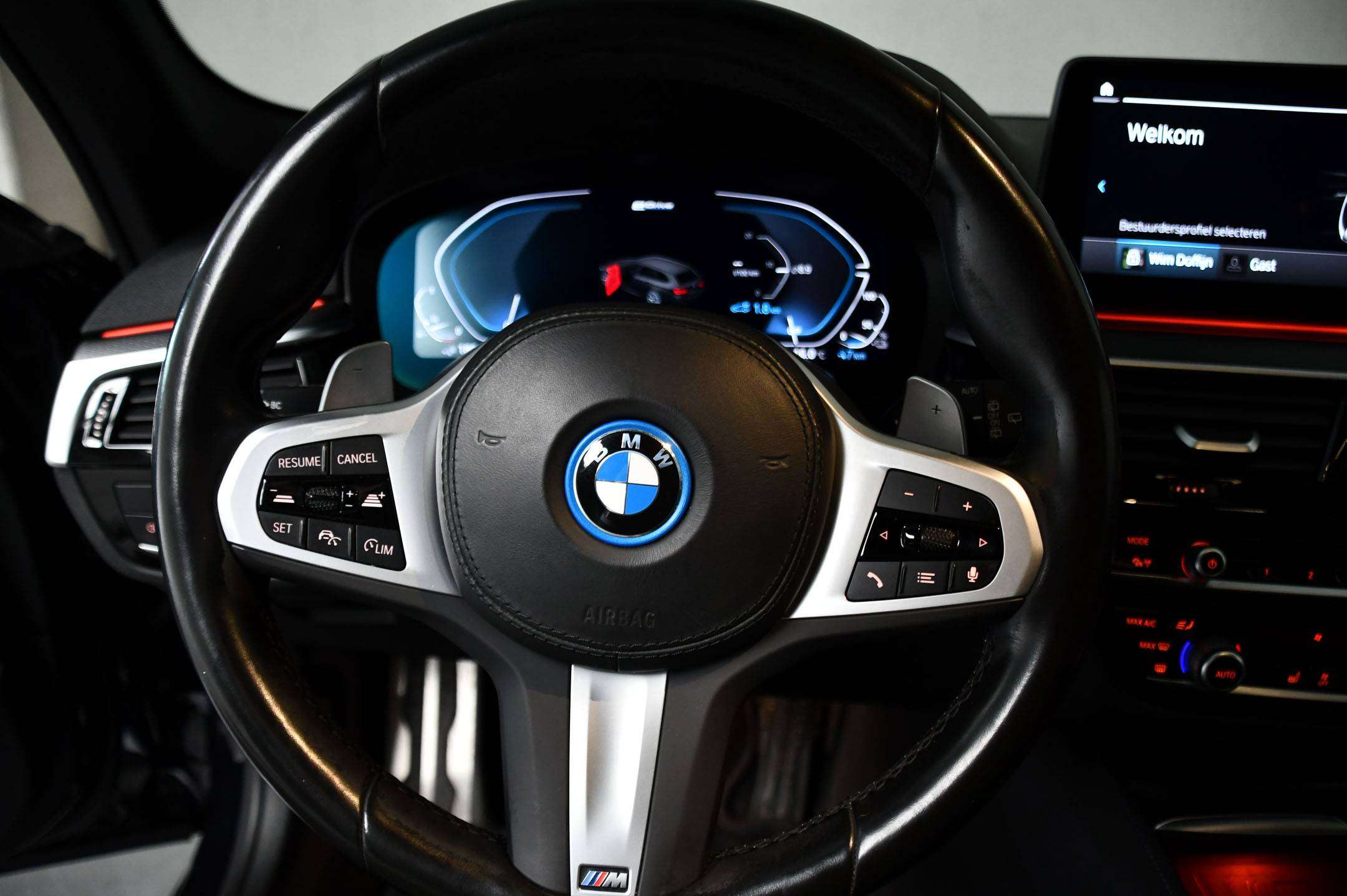 BMW 520 520e Touring - PHEV - M-Sportpakket - Panodak - Trekhaak - Adaptive Cruise Control -