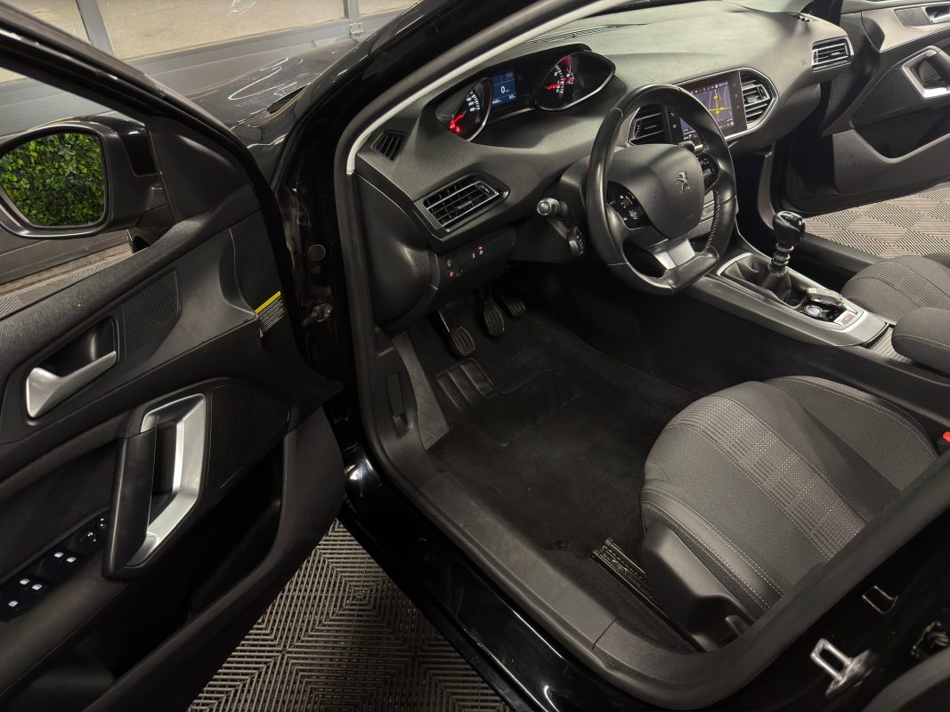 Peugeot 308 II PHASE 2 ALLURE 1.2 TURBO 130 Cv APPLE CARPLAY & ANDROID CAMERA RECUL - GARANTIE 1 AN