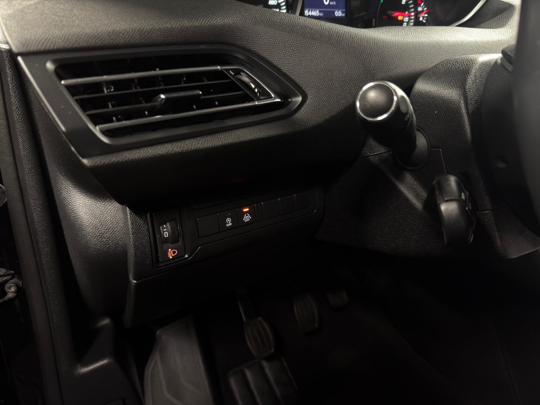 Peugeot 308 II PHASE 2 ALLURE 1.2 TURBO 130 Cv APPLE CARPLAY & ANDROID CAMERA RECUL - GARANTIE 1 AN