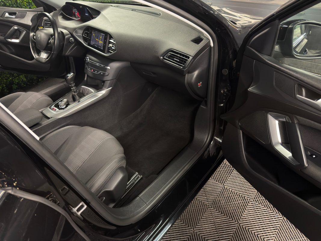 Peugeot 308 II PHASE 2 ALLURE 1.2 TURBO 130 Cv APPLE CARPLAY & ANDROID CAMERA RECUL - GARANTIE 1 AN