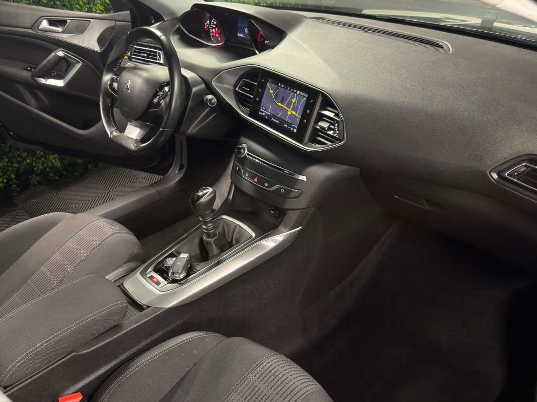 Peugeot 308 II PHASE 2 ALLURE 1.2 TURBO 130 Cv APPLE CARPLAY & ANDROID CAMERA RECUL - GARANTIE 1 AN