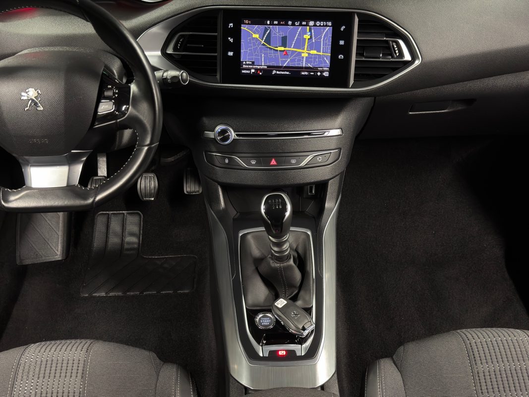 Peugeot 308 II PHASE 2 ALLURE 1.2 TURBO 130 Cv APPLE CARPLAY & ANDROID CAMERA RECUL - GARANTIE 1 AN