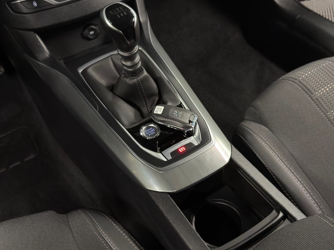 Peugeot 308 II PHASE 2 ALLURE 1.2 TURBO 130 Cv APPLE CARPLAY & ANDROID CAMERA RECUL - GARANTIE 1 AN