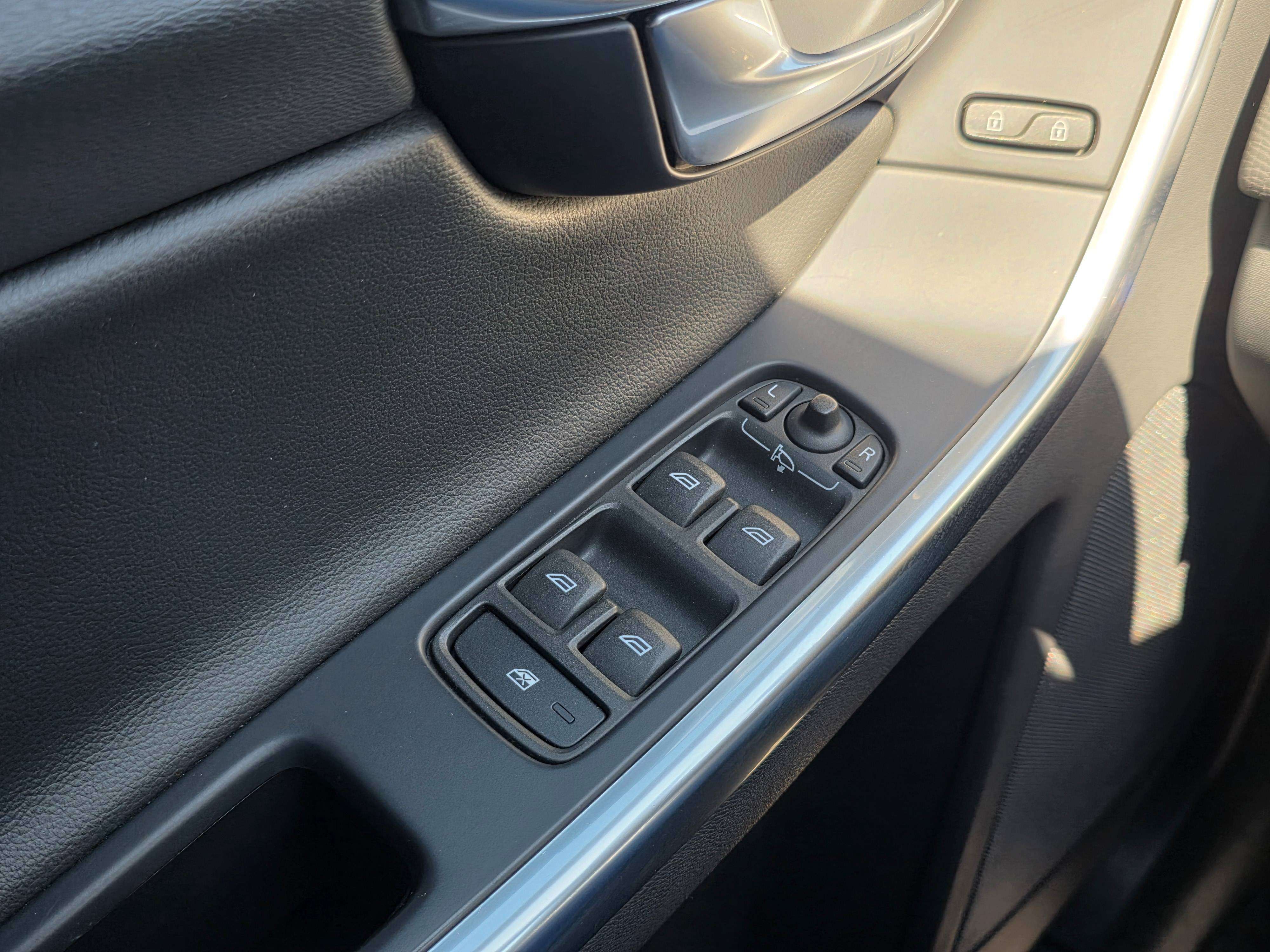 Volvo XC60 2.4 D4 4WD Geartronic 1°EIG. PERFECTE STAAT MET VEEL OPTIES !!