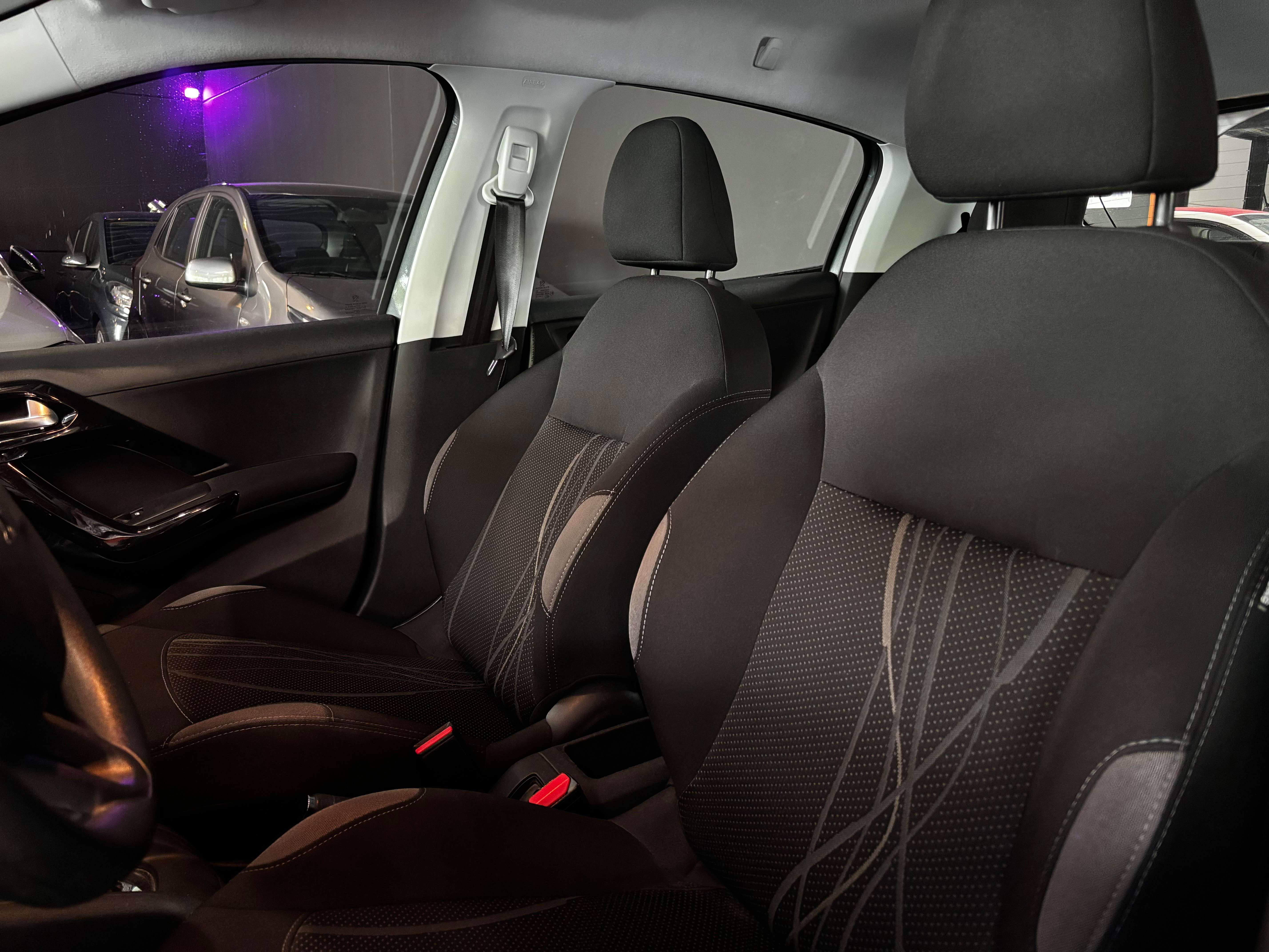 Peugeot 208 AUTOMATIQUE / 12 MOIS DE GARANTIE/ 208 1.2 Allure S