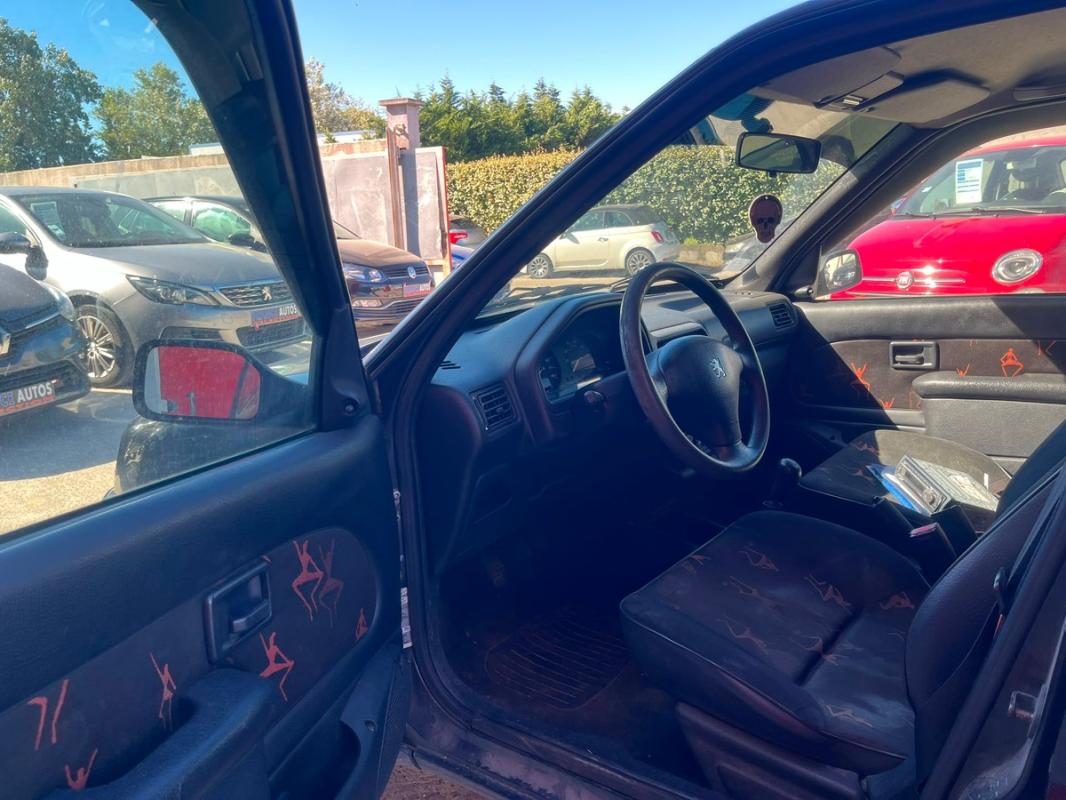 Peugeot 106 1.1 60 CH 5 PORTES - ESSENCE TRÈS FIABLE ENTIÈREMENT RÉVISÉE ET GARANTIE